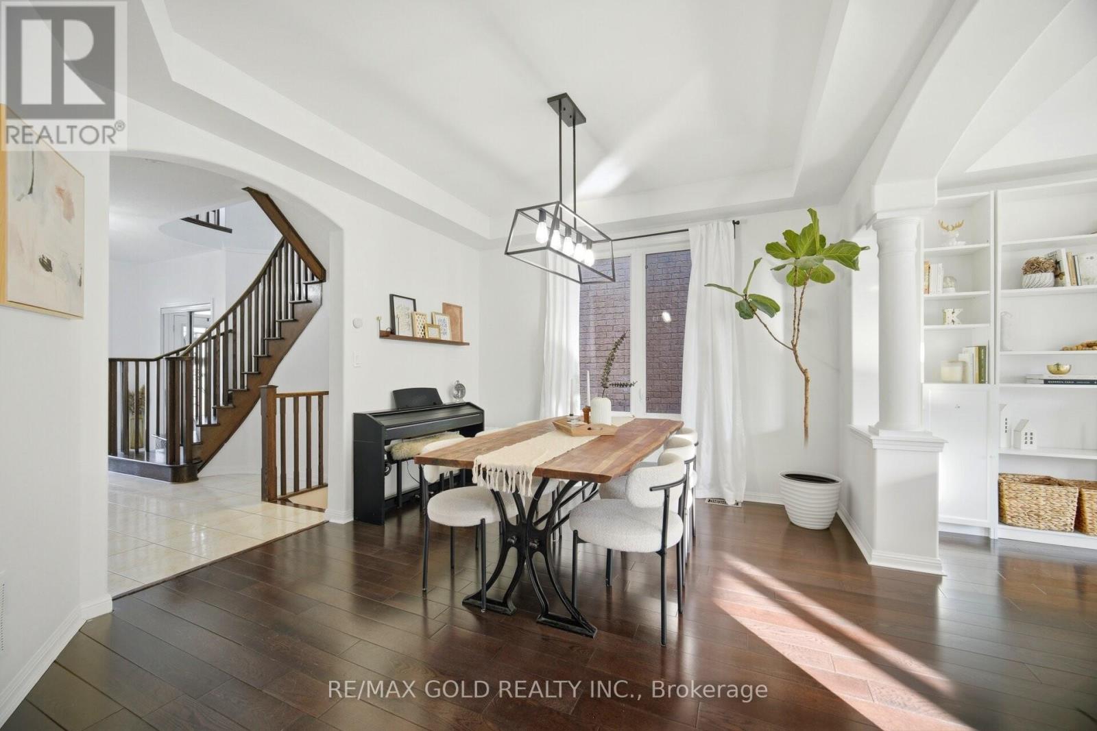 20 Peppermint Close, Brampton, Ontario L6P 3C7 - Photo 3 - W12991590