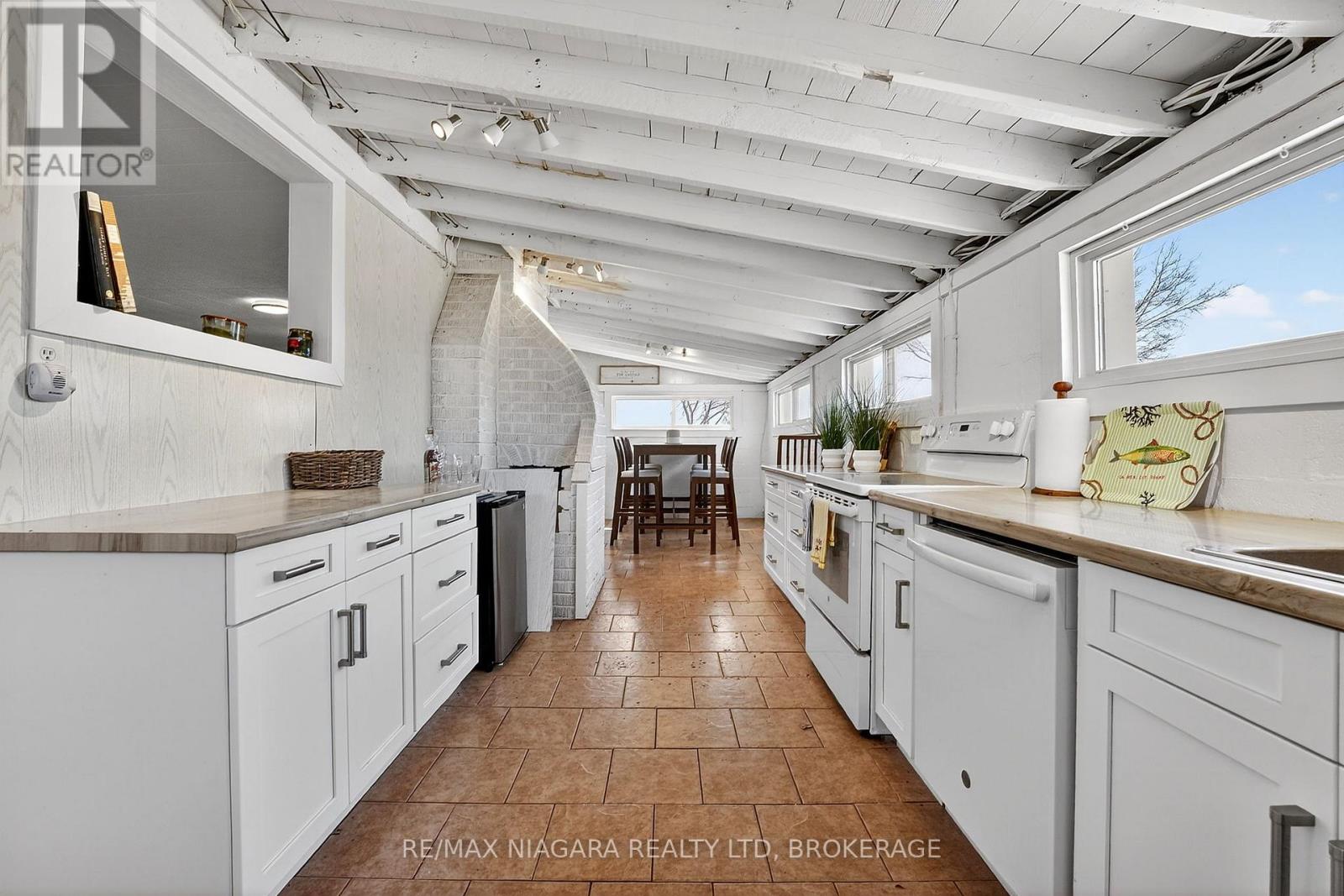 239 Pleasant Beach Road, Port Colborne (Sherkston), Ontario L0S 1R0 - Photo 6 - X12991784