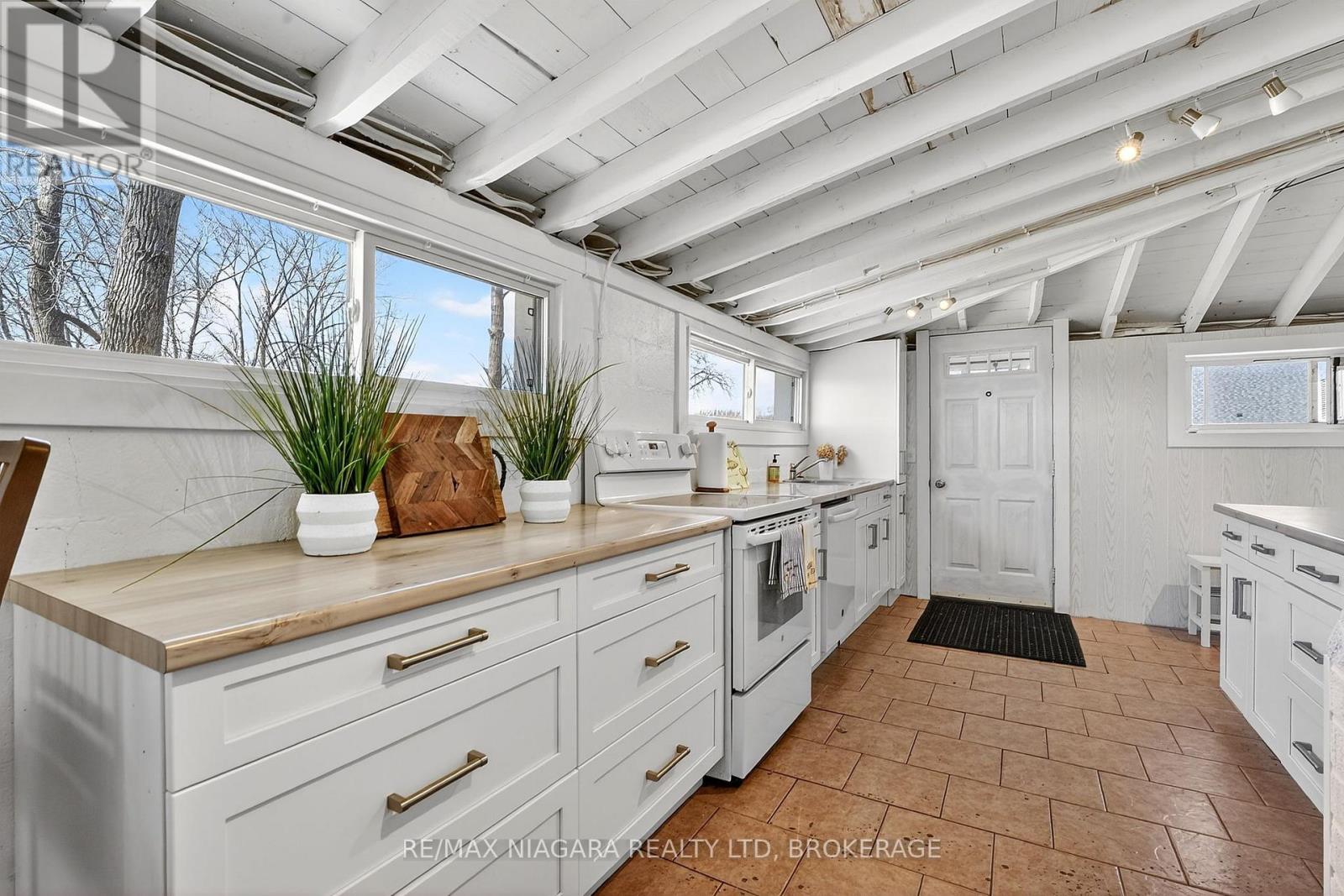 239 Pleasant Beach Road, Port Colborne (Sherkston), Ontario L0S 1R0 - Photo 8 - X12991784