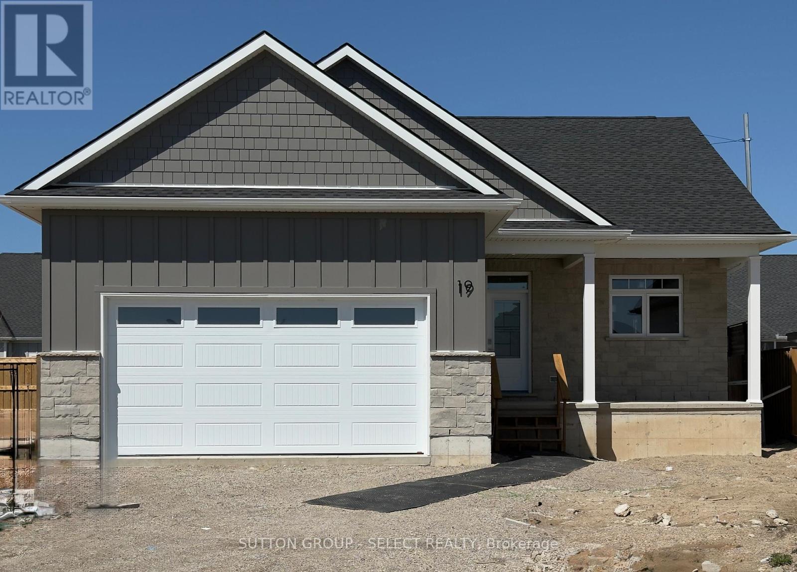 19 Lois Court, Lambton Shores, Ontario  N0M 1T0 - Photo 1 - X12665526