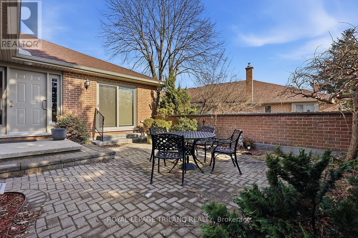 27 - 5 Cadeau Terrace, London South, Ontario  N6K 4H1 - Photo 3 - X12928008
