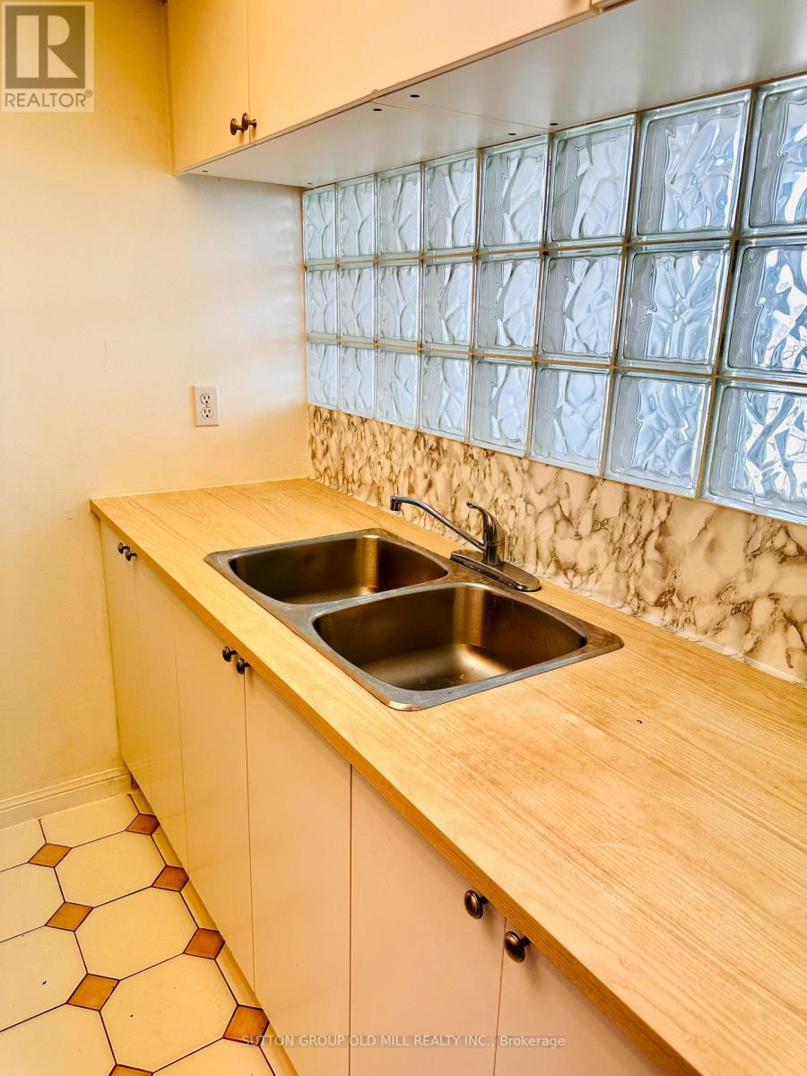 2205 - 101 Subway Crescent, Toronto, Ontario  M9B 6K4 - Photo 12 - W12979872