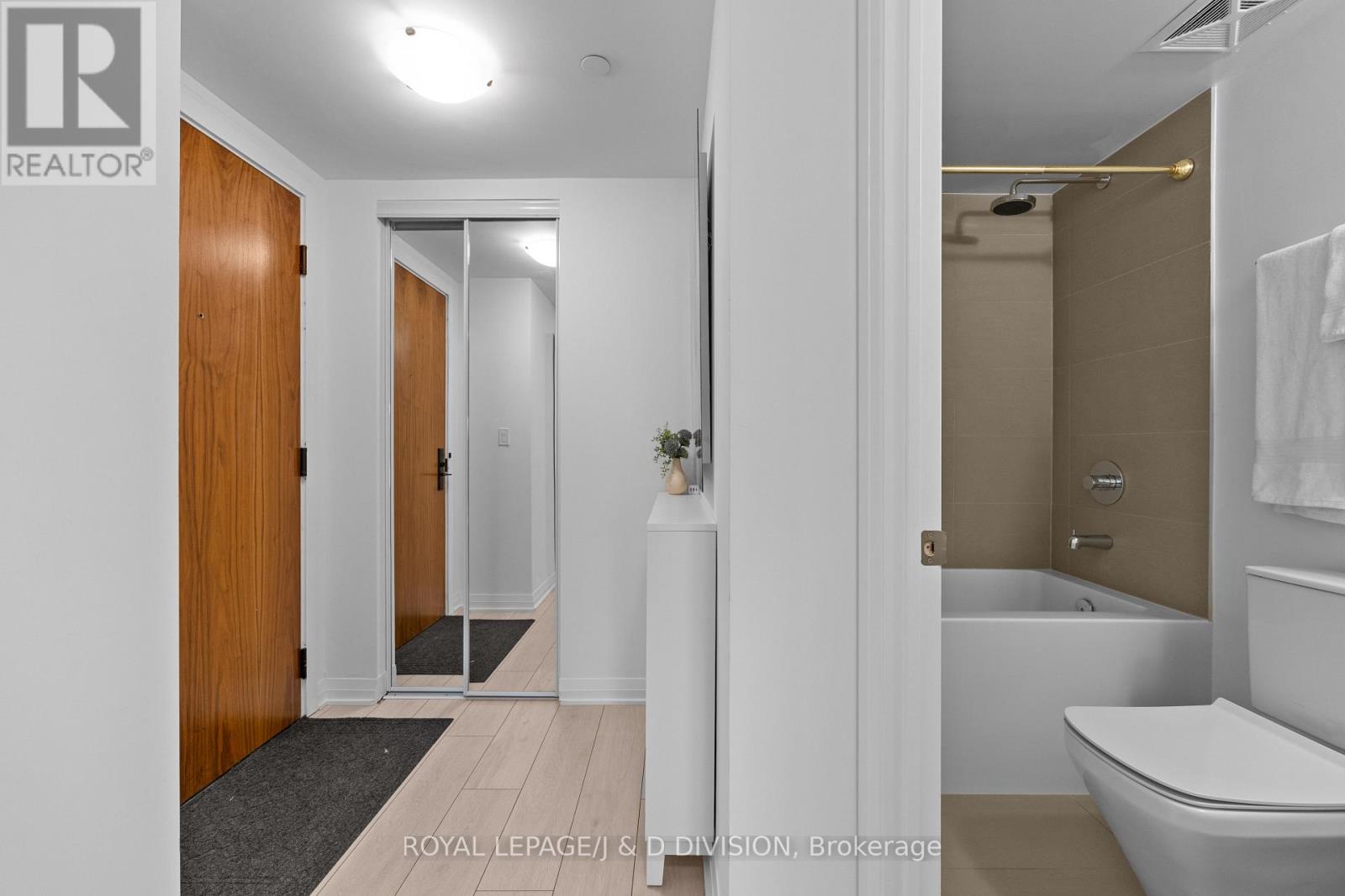 2104 - 99 Foxbar Road, Toronto, Ontario  M4V 0B2 - Photo 23 - C12991818