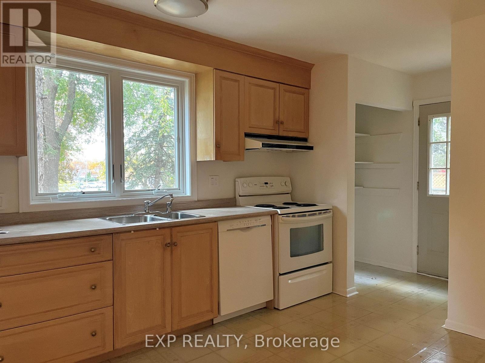 61 Richbourne Court, Toronto, Ontario  M1T 1T5 - Photo 7 - E12991712