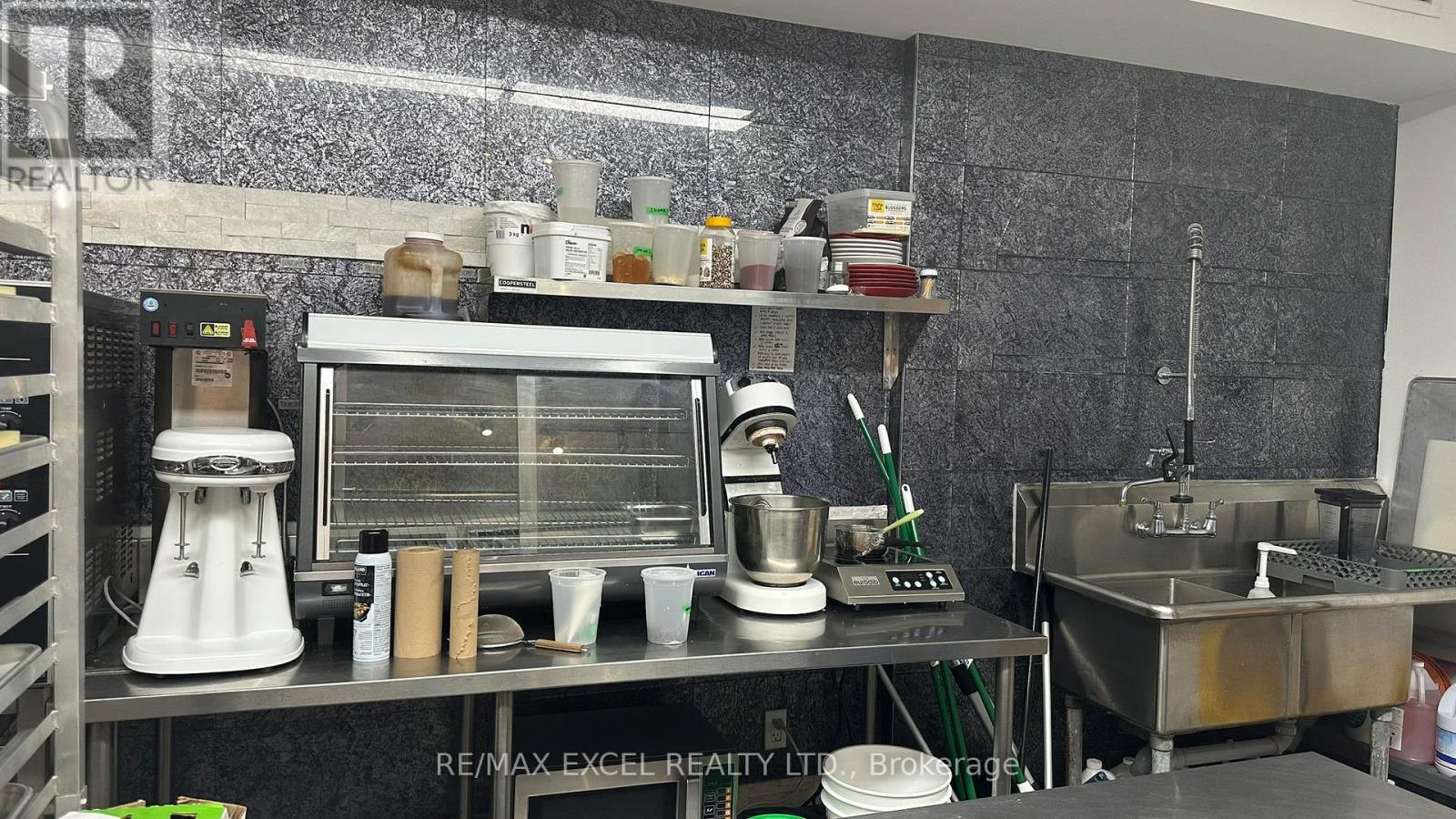 563 Danforth Avenue, Toronto, Ontario  M4K 1P9 - Photo 8 - E12991812