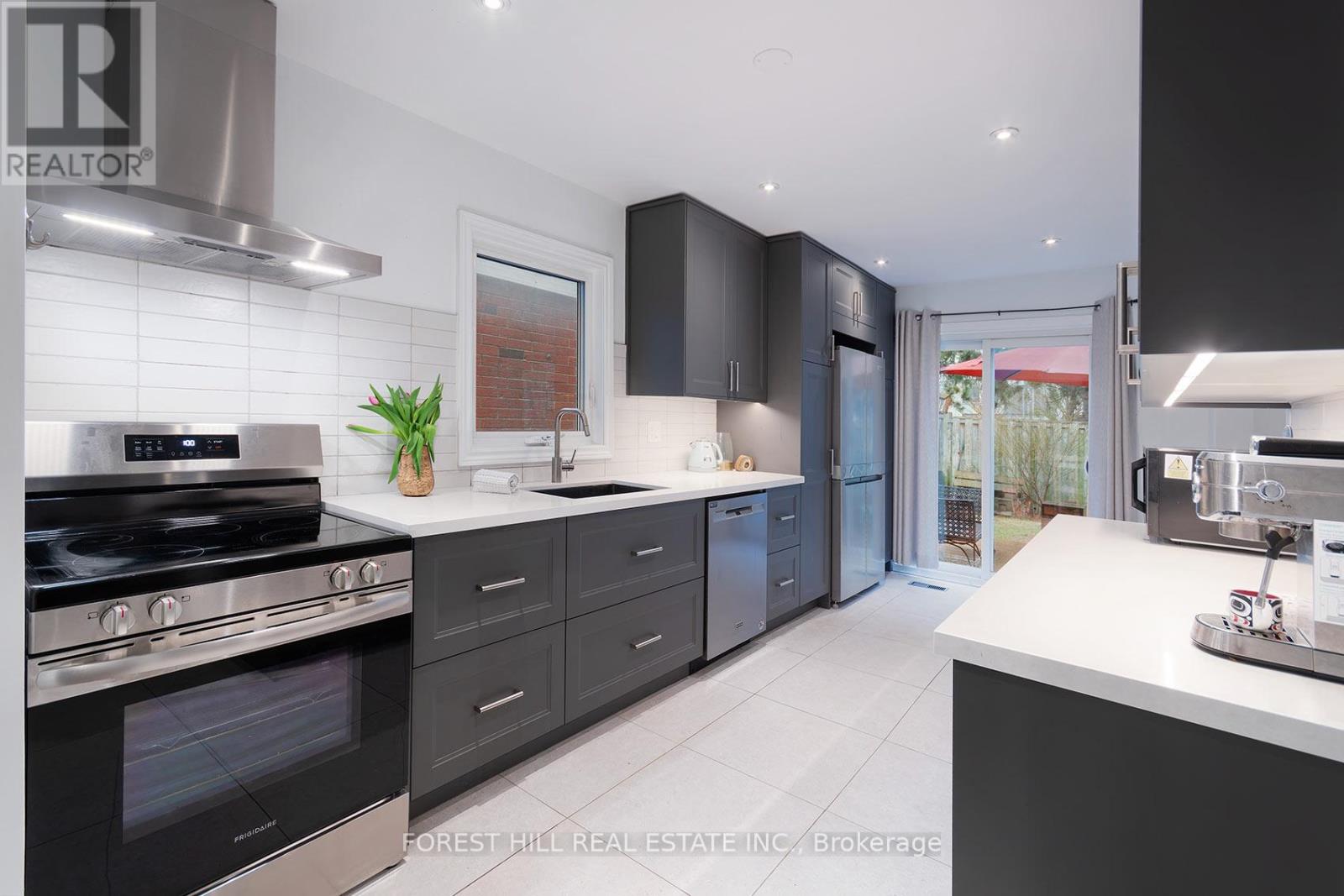 28 Lansbury Court, Vaughan, Ontario  L4J 5J9 - Photo 10 - N12991914