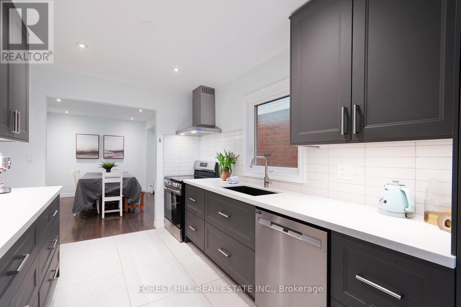 28 Lansbury Court, Vaughan, Ontario  L4J 5J9 - Photo 11 - N12991914