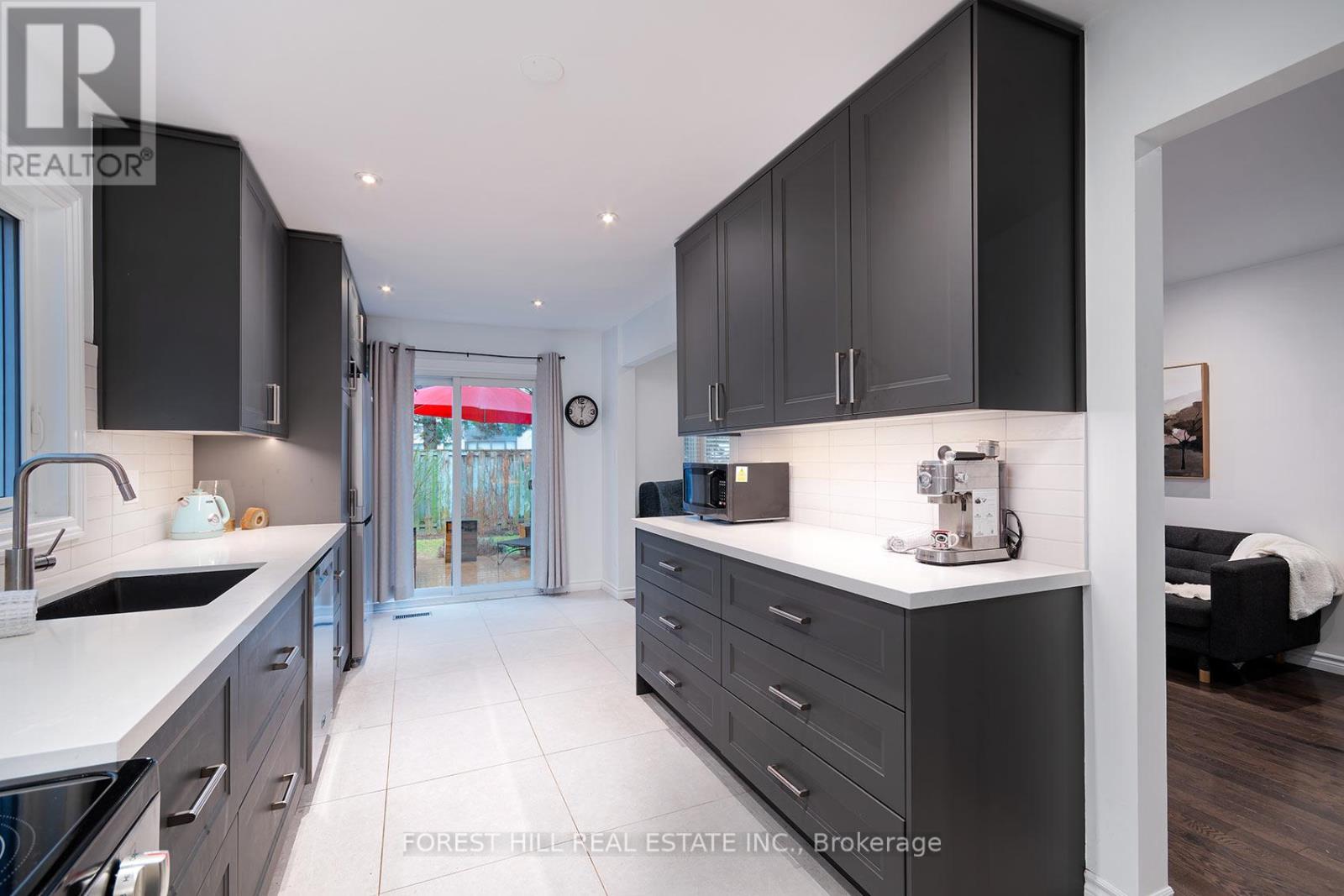 28 Lansbury Court, Vaughan, Ontario  L4J 5J9 - Photo 12 - N12991914