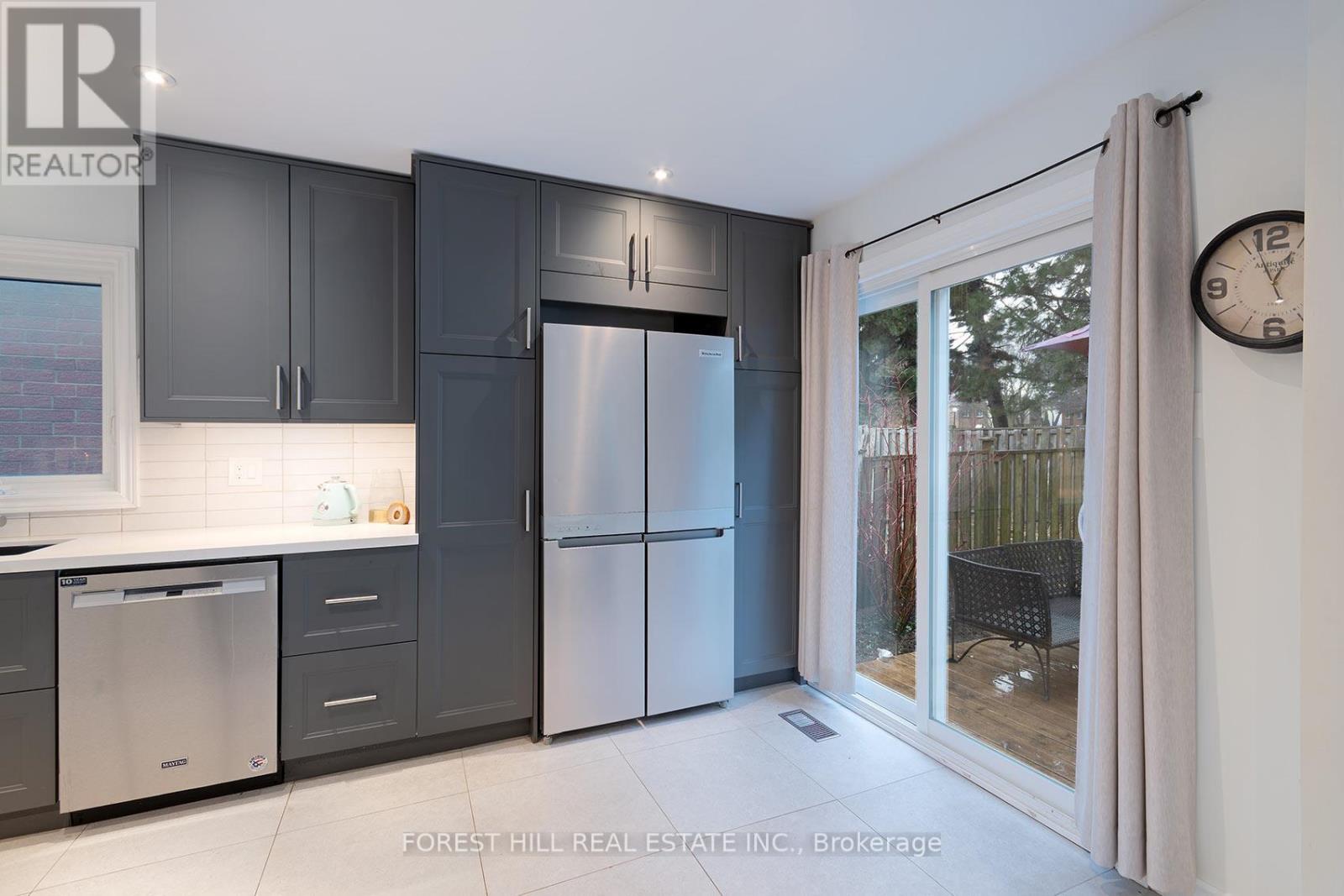 28 Lansbury Court, Vaughan, Ontario  L4J 5J9 - Photo 13 - N12991914