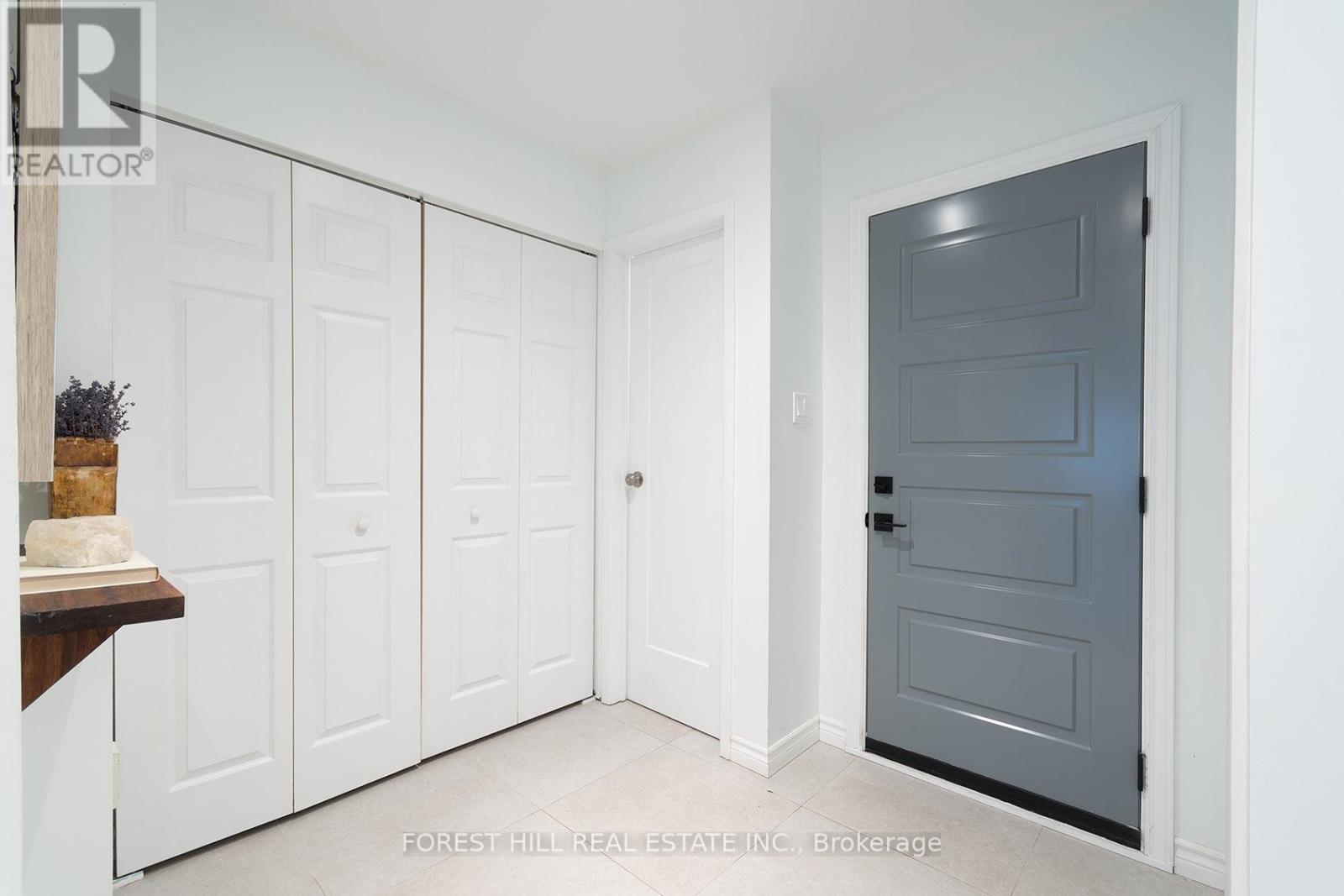 28 Lansbury Court, Vaughan, Ontario  L4J 5J9 - Photo 4 - N12991914