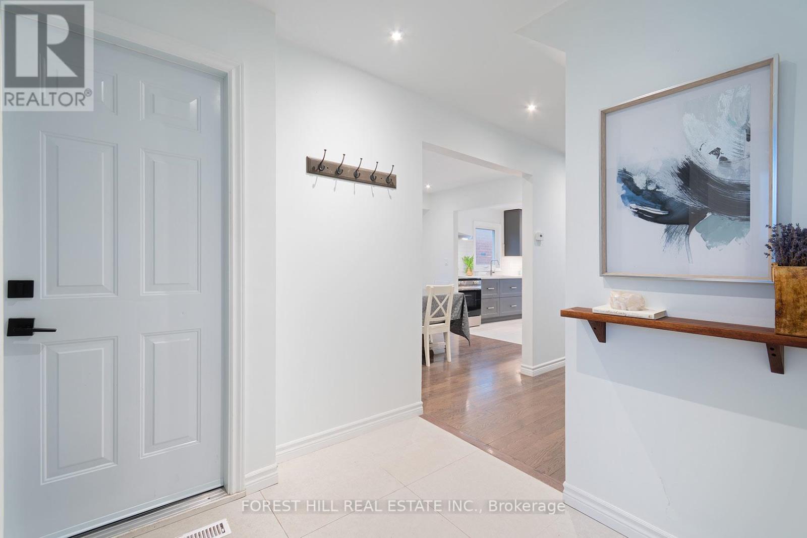 28 Lansbury Court, Vaughan, Ontario  L4J 5J9 - Photo 5 - N12991914