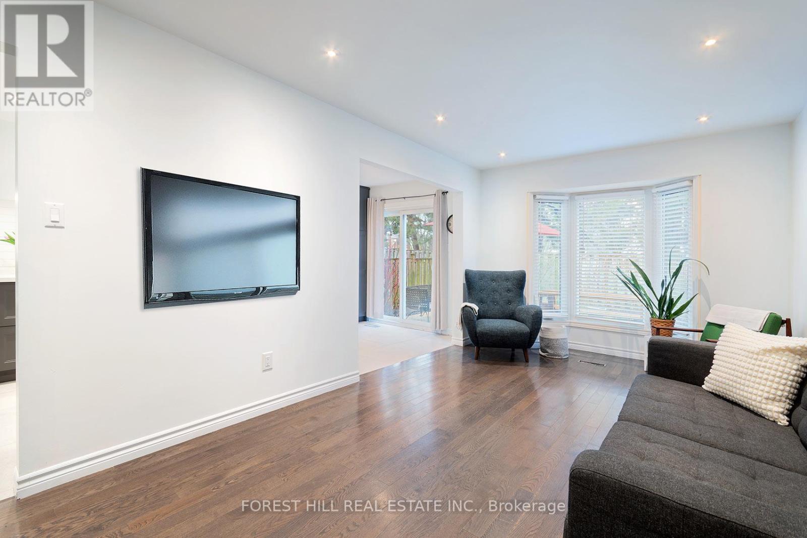 28 Lansbury Court, Vaughan, Ontario  L4J 5J9 - Photo 8 - N12991914