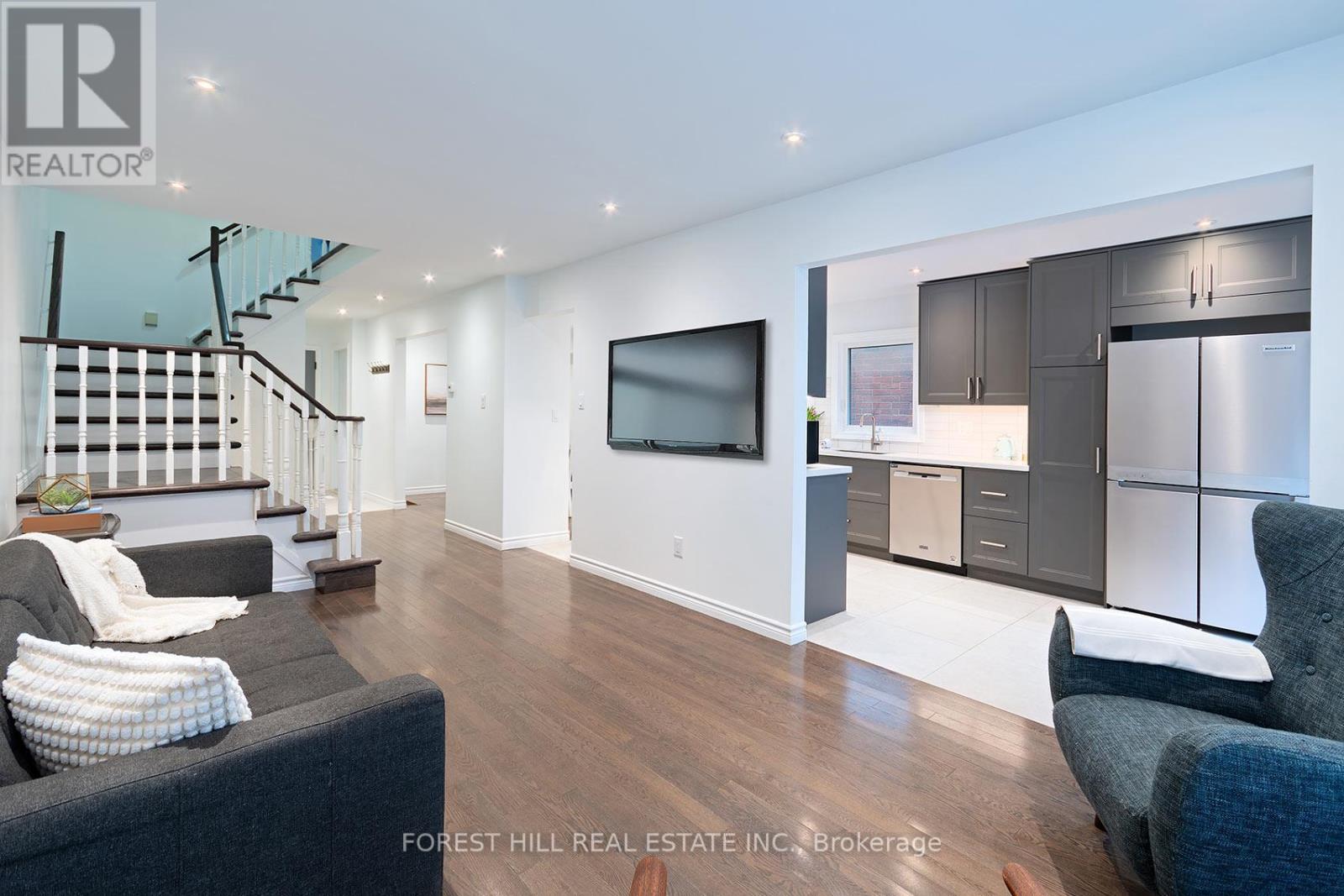 28 Lansbury Court, Vaughan, Ontario  L4J 5J9 - Photo 9 - N12991914