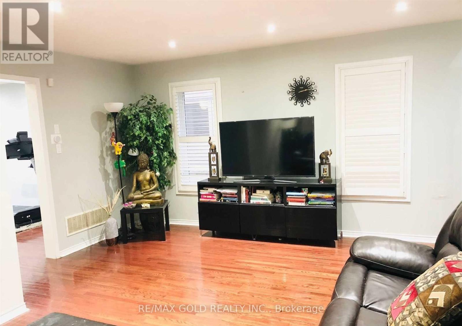 Upper - 10 Palleschi Drive, Brampton, Ontario  L6P 2S1 - Photo 4 - W12991652