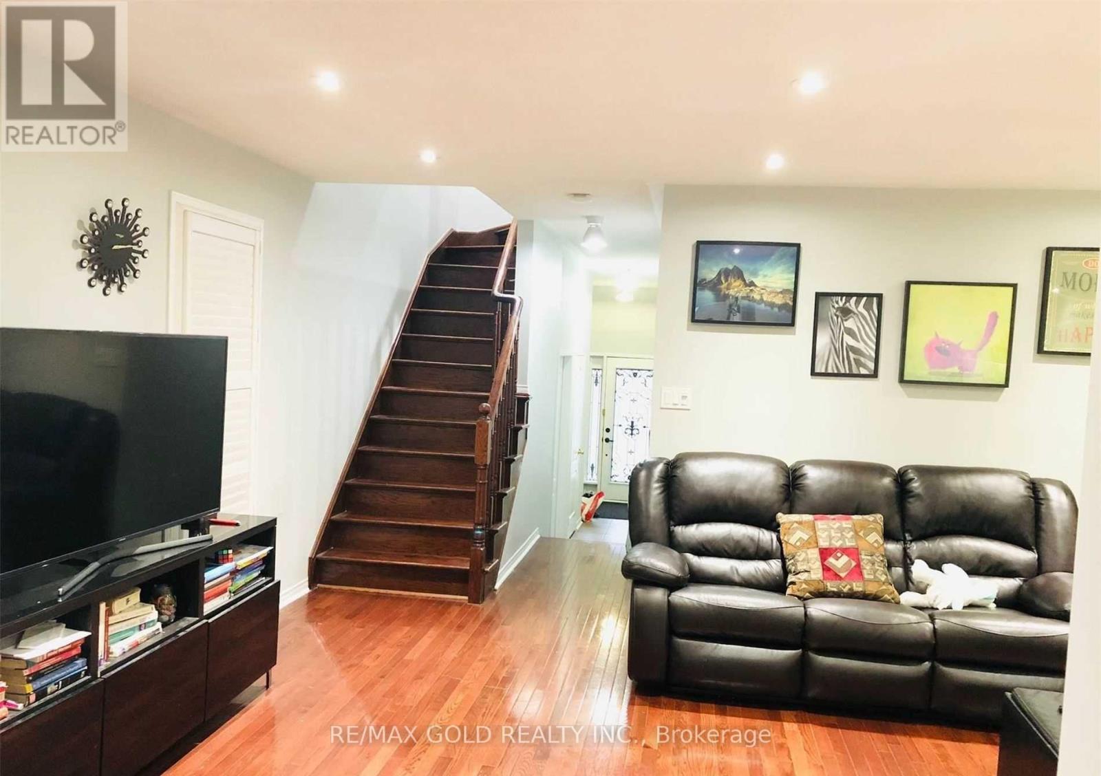 Upper - 10 Palleschi Drive, Brampton, Ontario  L6P 2S1 - Photo 5 - W12991652