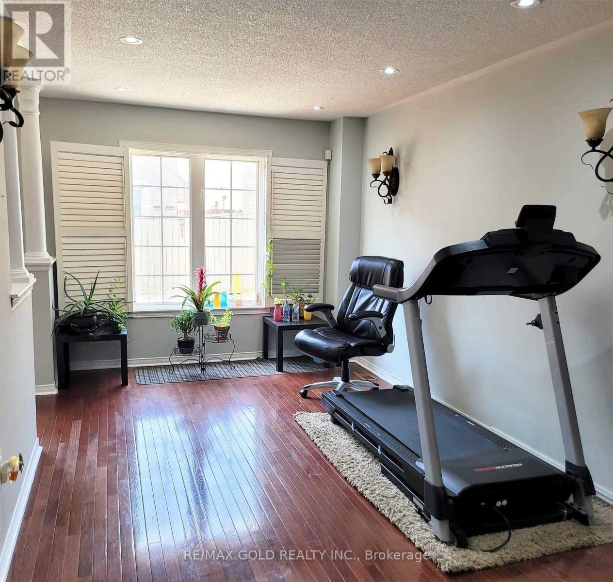 Upper - 10 Palleschi Drive, Brampton, Ontario  L6P 2S1 - Photo 6 - W12991652