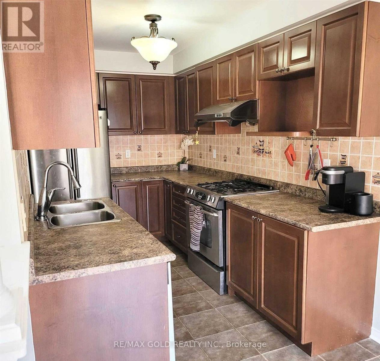 Upper - 10 Palleschi Drive, Brampton, Ontario  L6P 2S1 - Photo 8 - W12991652