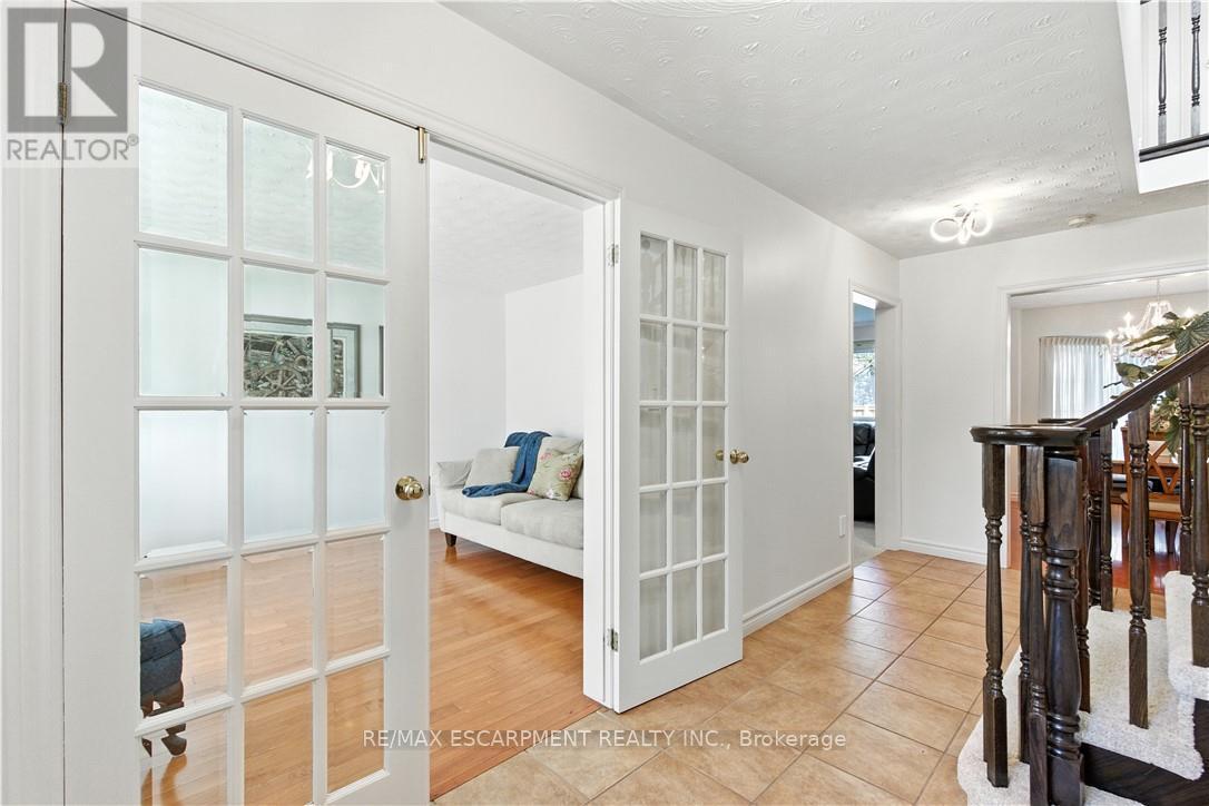 10 Shadowdale Drive, Hamilton, Ontario  L8E 5E7 - Photo 8 - X12991700