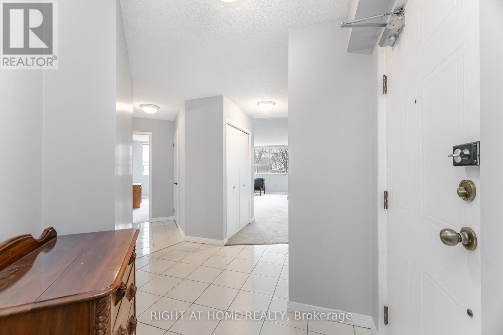 201 - 166 Mountain Park Avenue, Hamilton, Ontario  L8V 1A1 - Photo 3 - X12991790