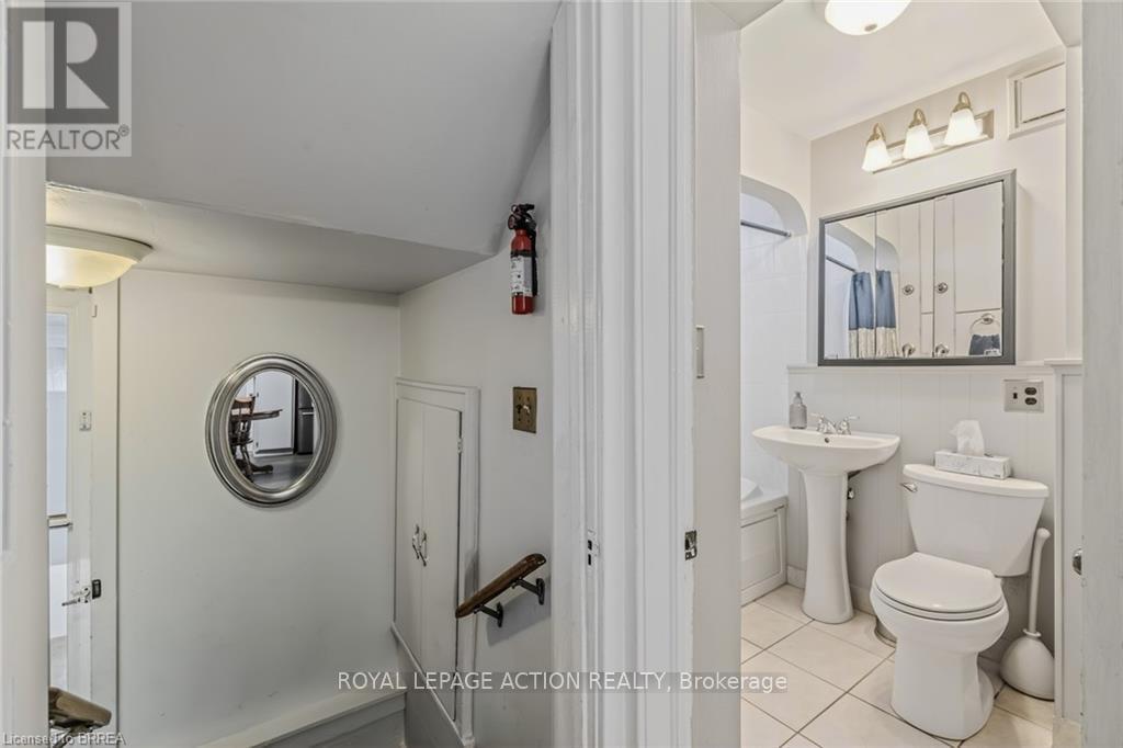 19 Lyndsay Street, Brantford, Ontario  N3T 2C5 - Photo 10 - X12991946