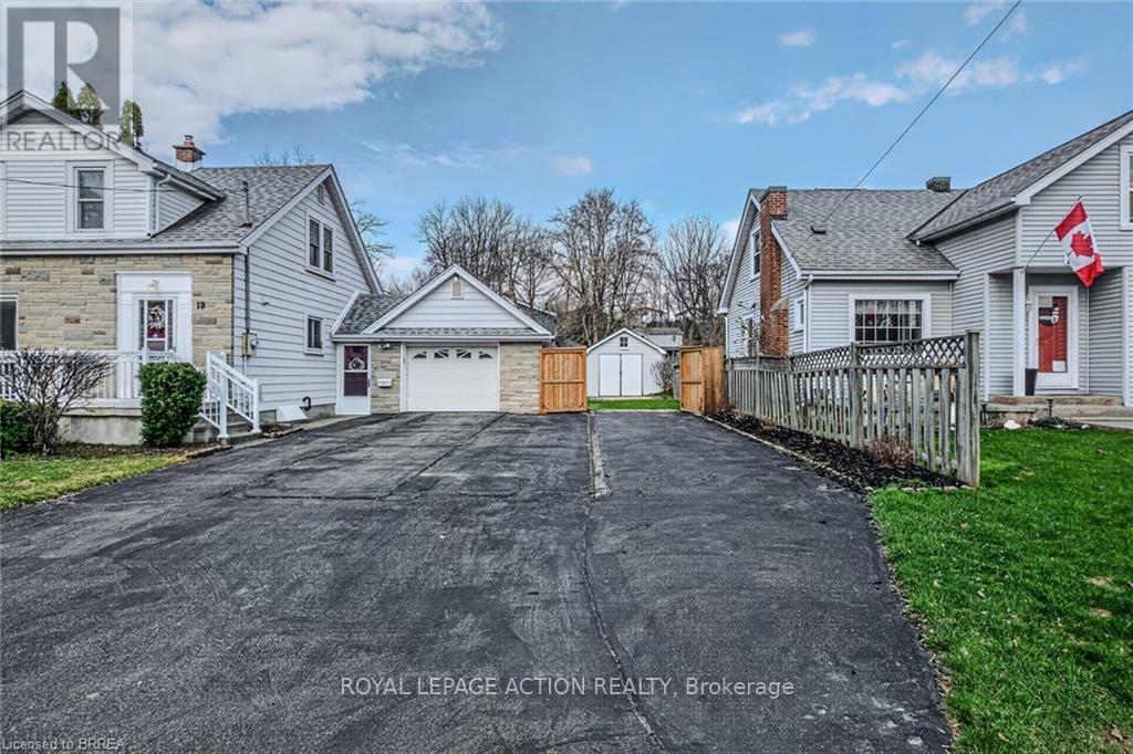 19 Lyndsay Street, Brantford, Ontario  N3T 2C5 - Photo 5 - X12991946