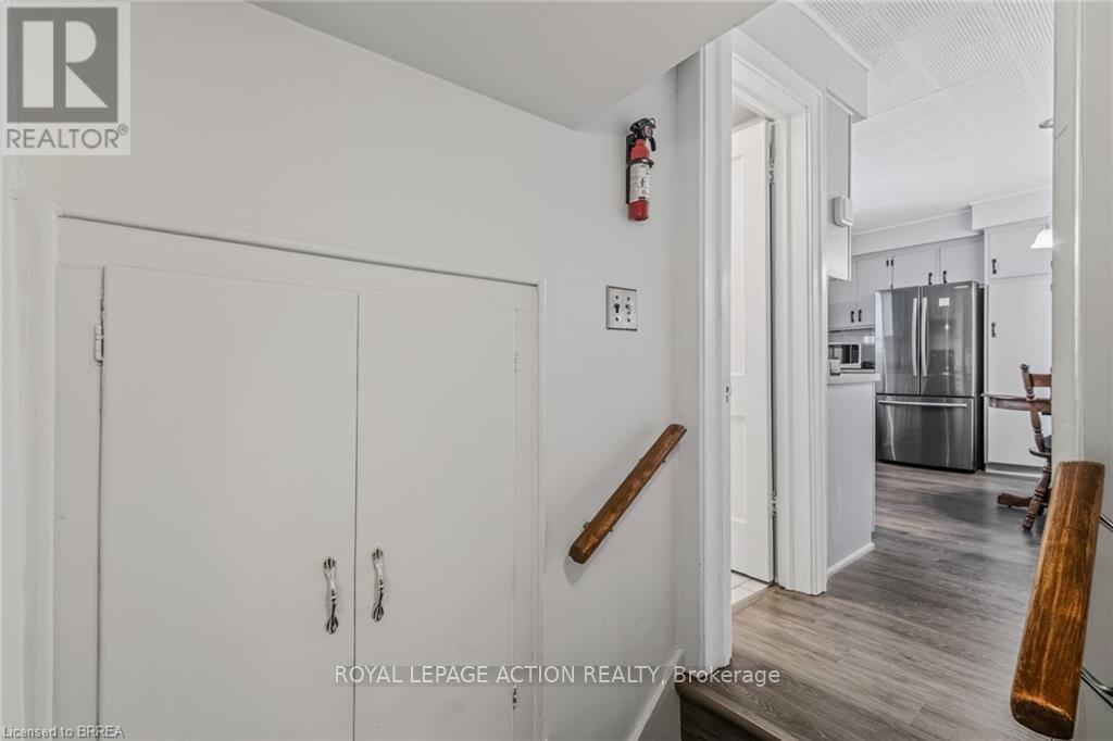 19 Lyndsay Street, Brantford, Ontario  N3T 2C5 - Photo 9 - X12991946