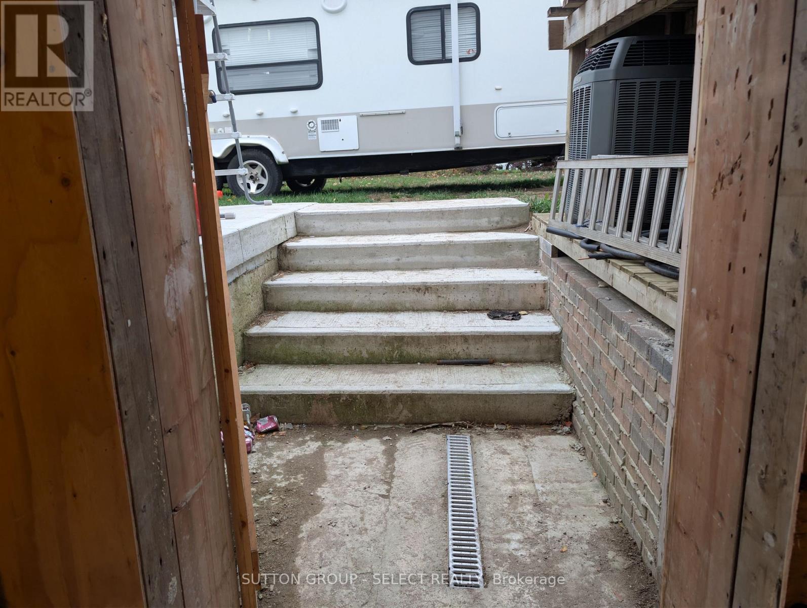 555 Erie Street, Warwick, Ontario  N0M 2S0 - Photo 7 - X12652244