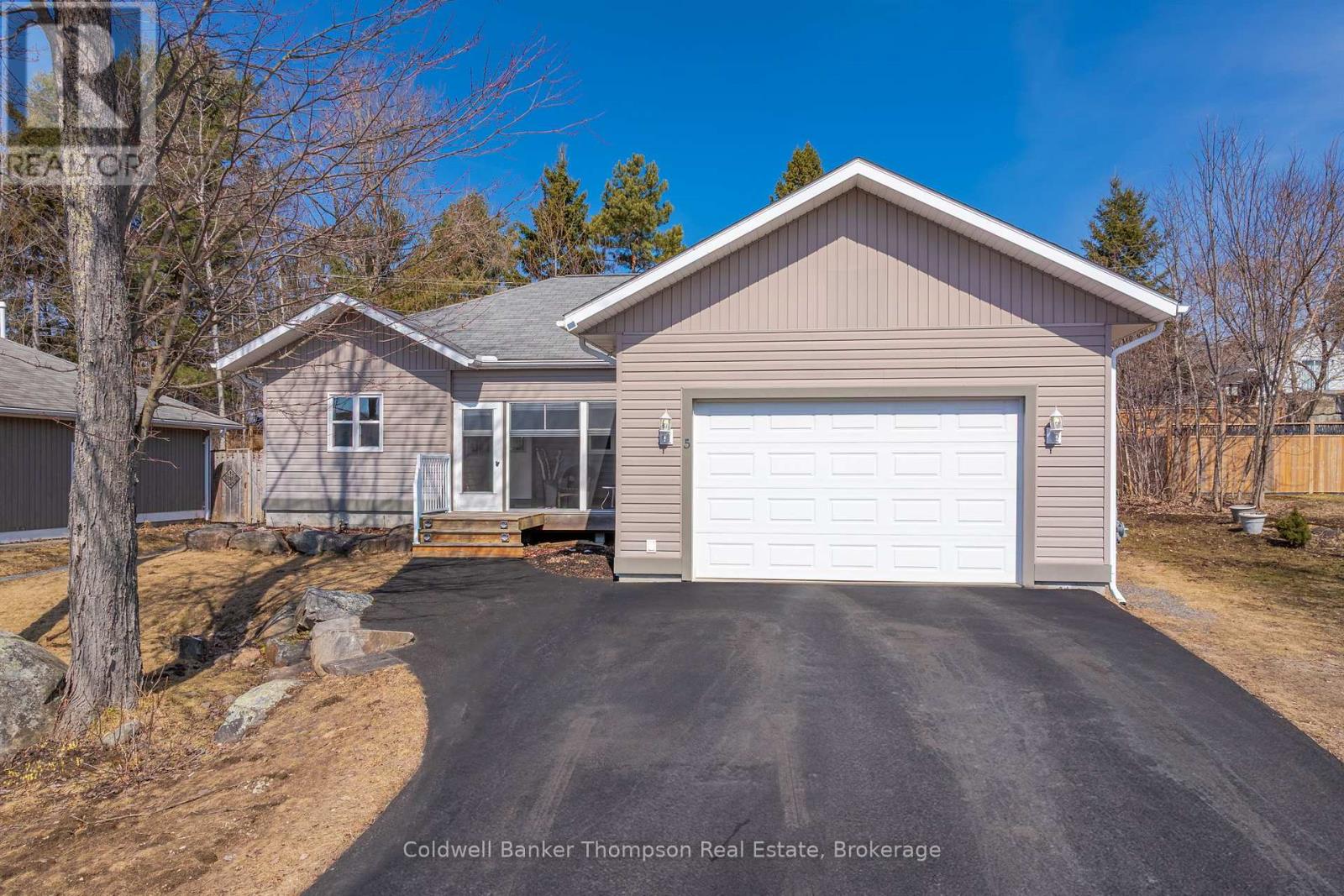 5 NORTHDOWN STREET, Huntsville, Ontario