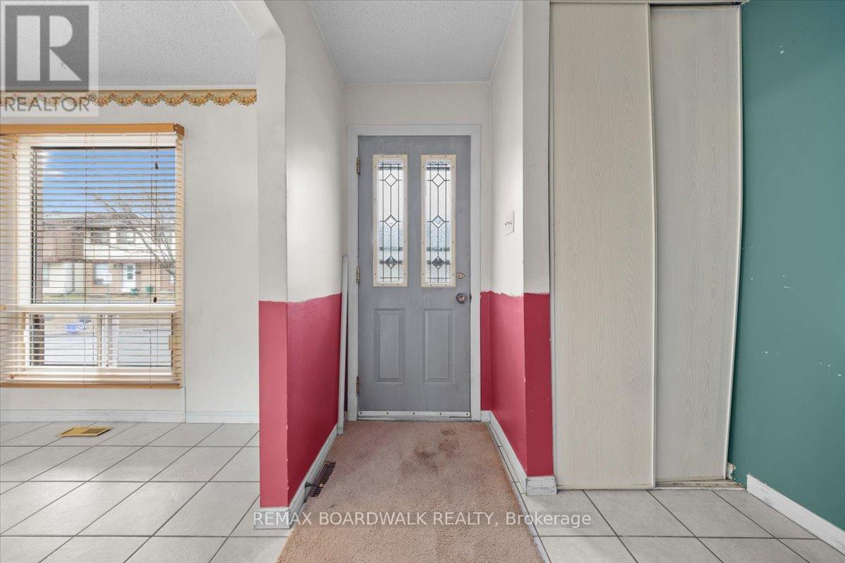 1456 Murdock Gate, Ottawa, Ontario  K1J 8R5 - Photo 3 - X12991974