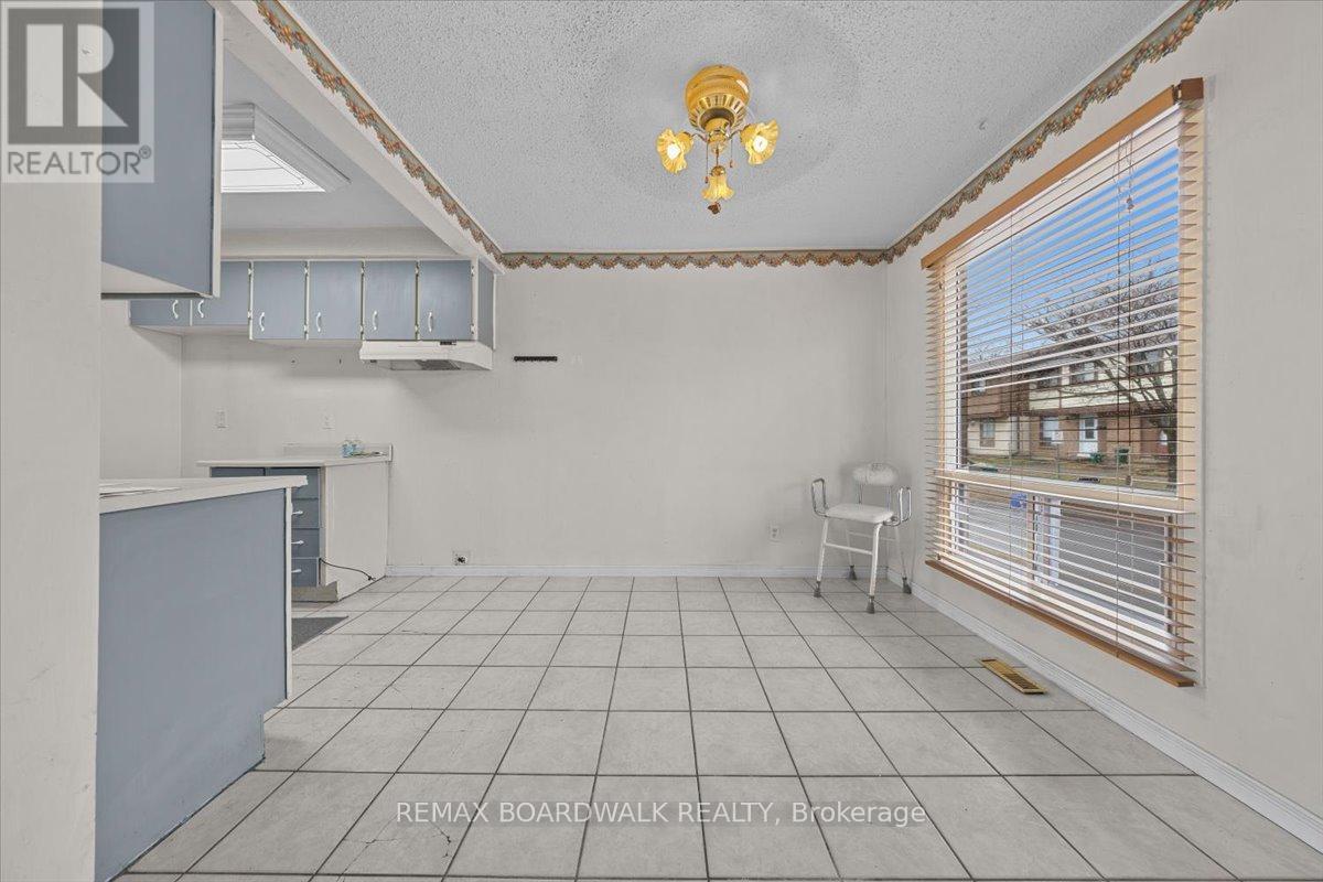 1456 Murdock Gate, Ottawa, Ontario  K1J 8R5 - Photo 4 - X12991974