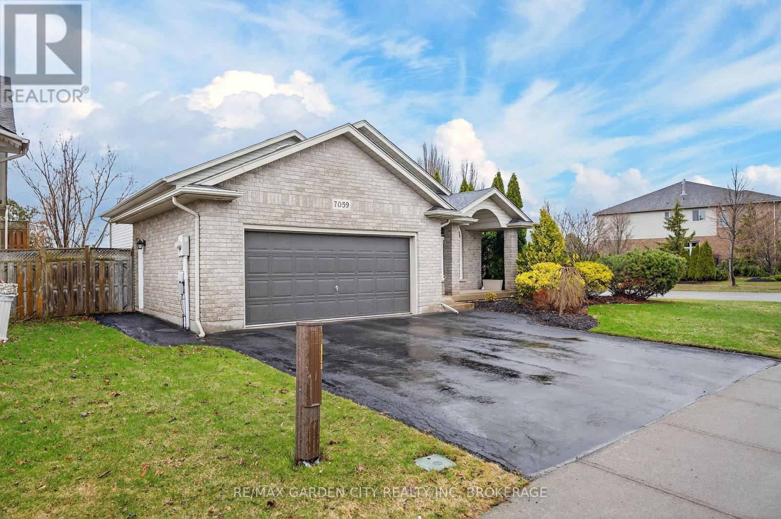 7059 Parkside Road, Niagara Falls, Ontario  L2H 3L6 - Photo 4 - X12962606