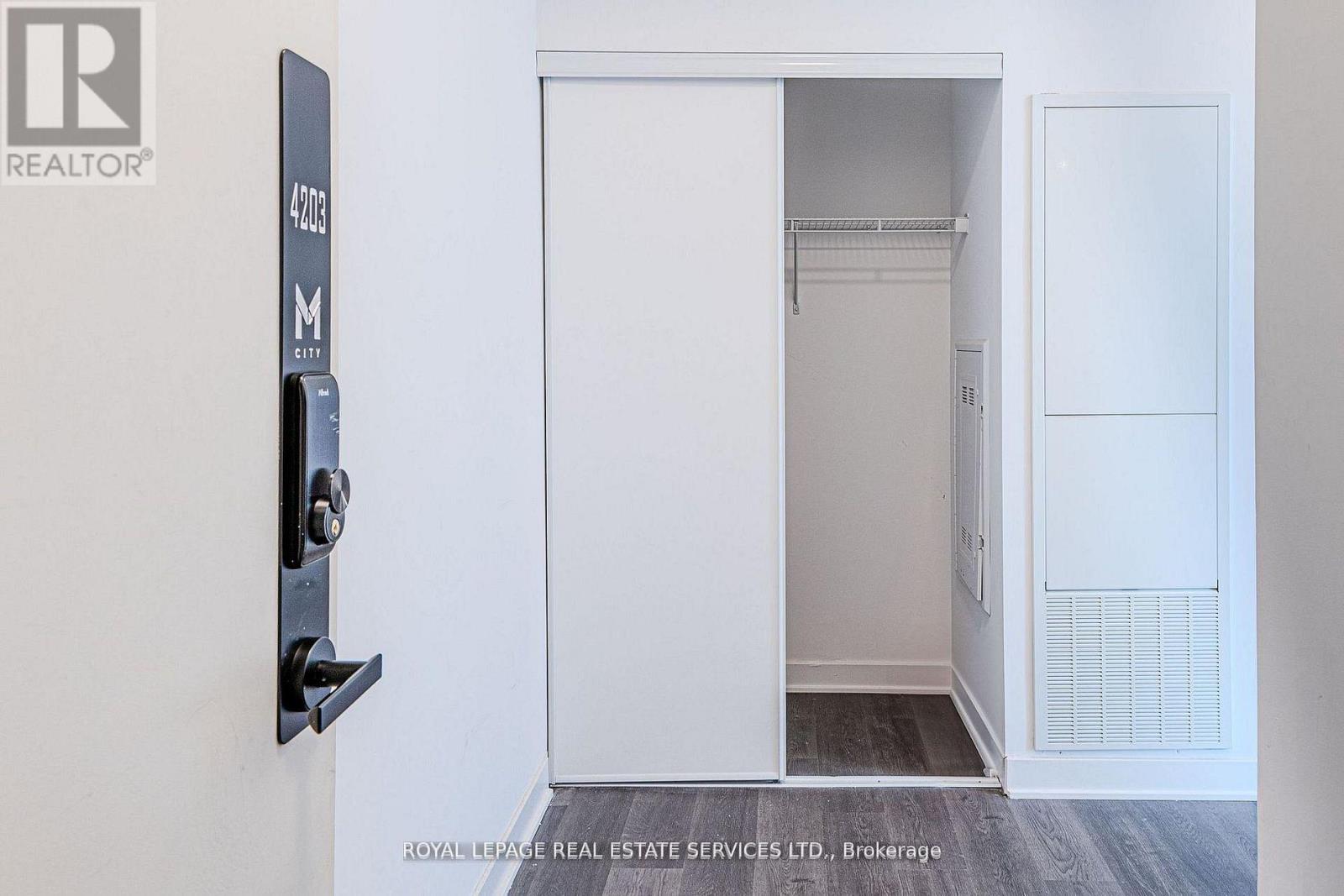 4203 - 3900 Confederation Parkway, Mississauga, Ontario  L5B 0M3 - Photo 4 - W12991988