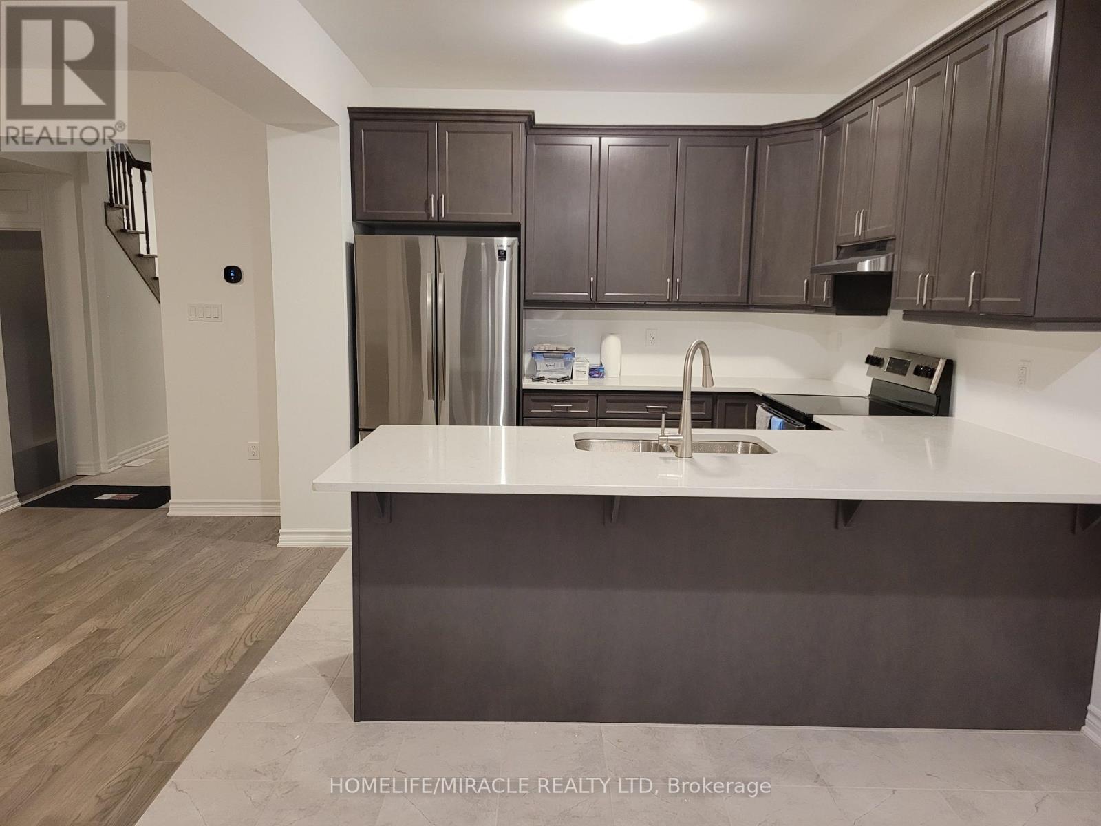 954 Chestnut Heights, Milton, Ontario  L9E 1P8 - Photo 3 - W12992058