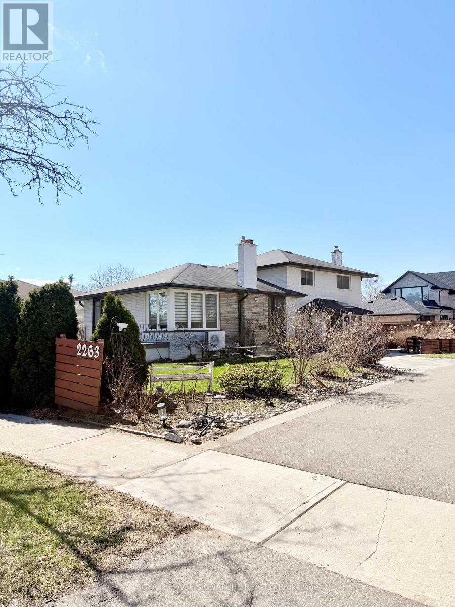 2263 Harcourt Crescent, Mississauga, Ontario  L4Y 1W3 - Photo 2 - W12990034