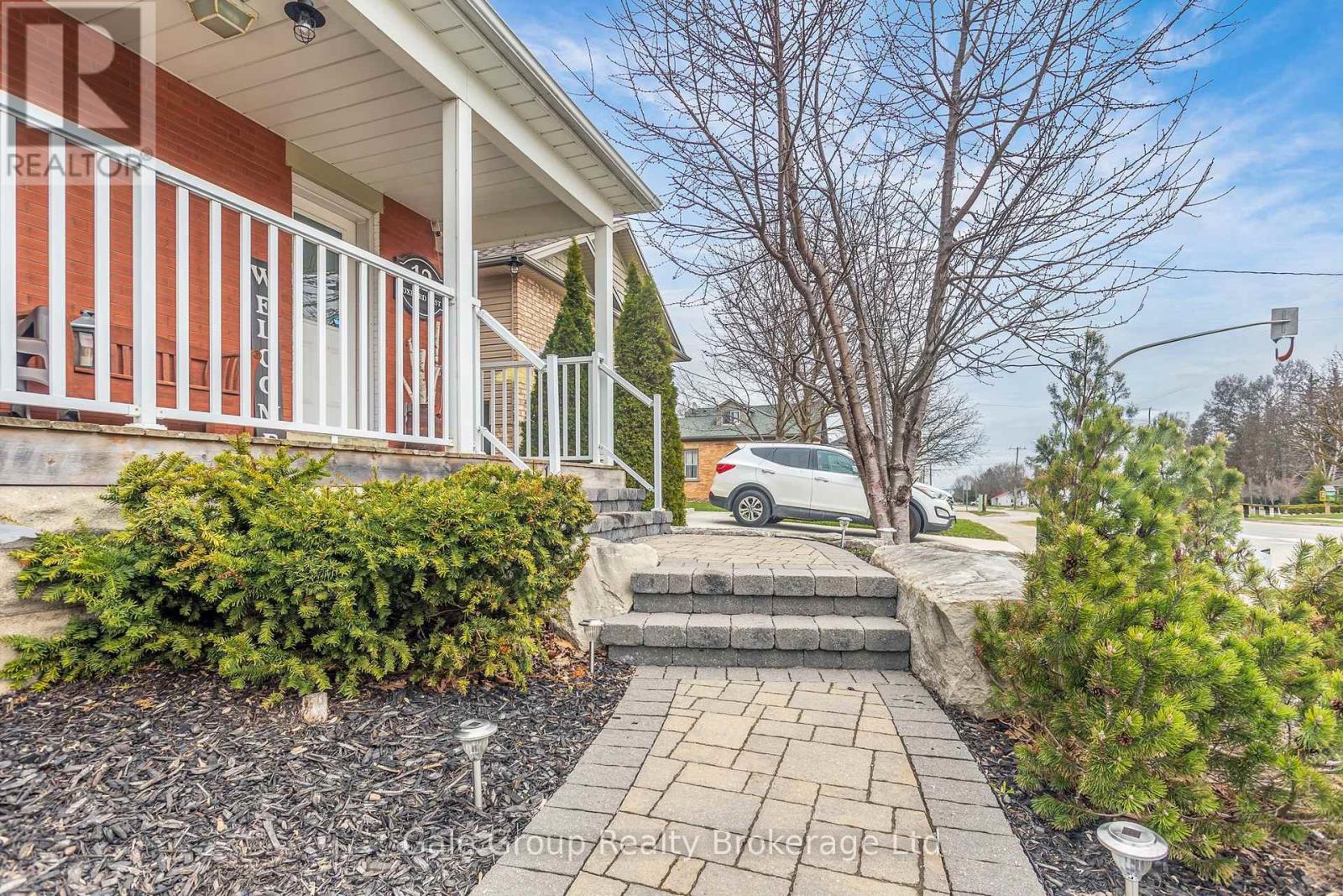 12 Oxford Street E, Blandford-Blenheim, Ontario  N0J 1G0 - Photo 3 - X12992226