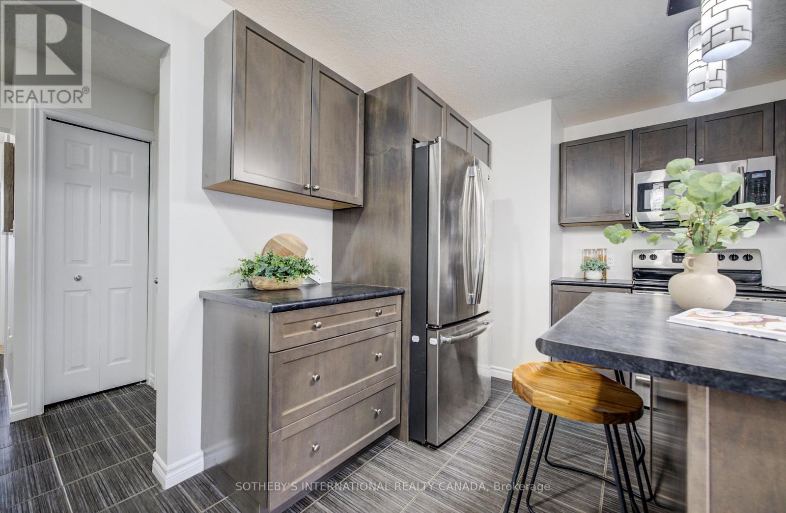 358 Maverick Street, Waterloo, Ontario  N2K 4N9 - Photo 5 - X12991970