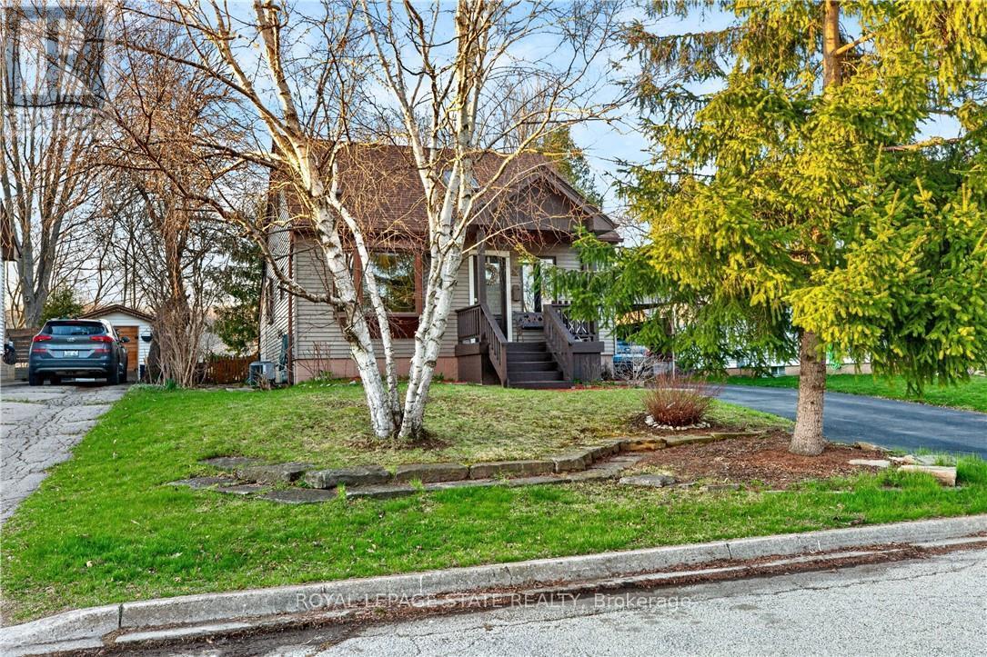 9 Morton Avenue, Hamilton, Ontario  L9H 2P4 - Photo 2 - X12992082