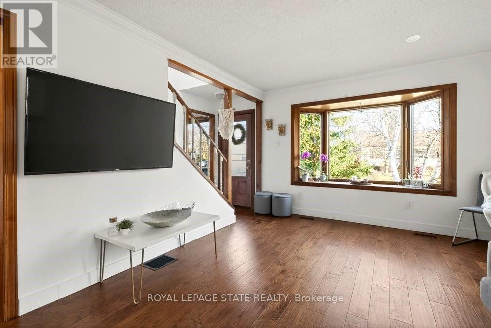 9 Morton Avenue, Hamilton, Ontario  L9H 2P4 - Photo 4 - X12992082