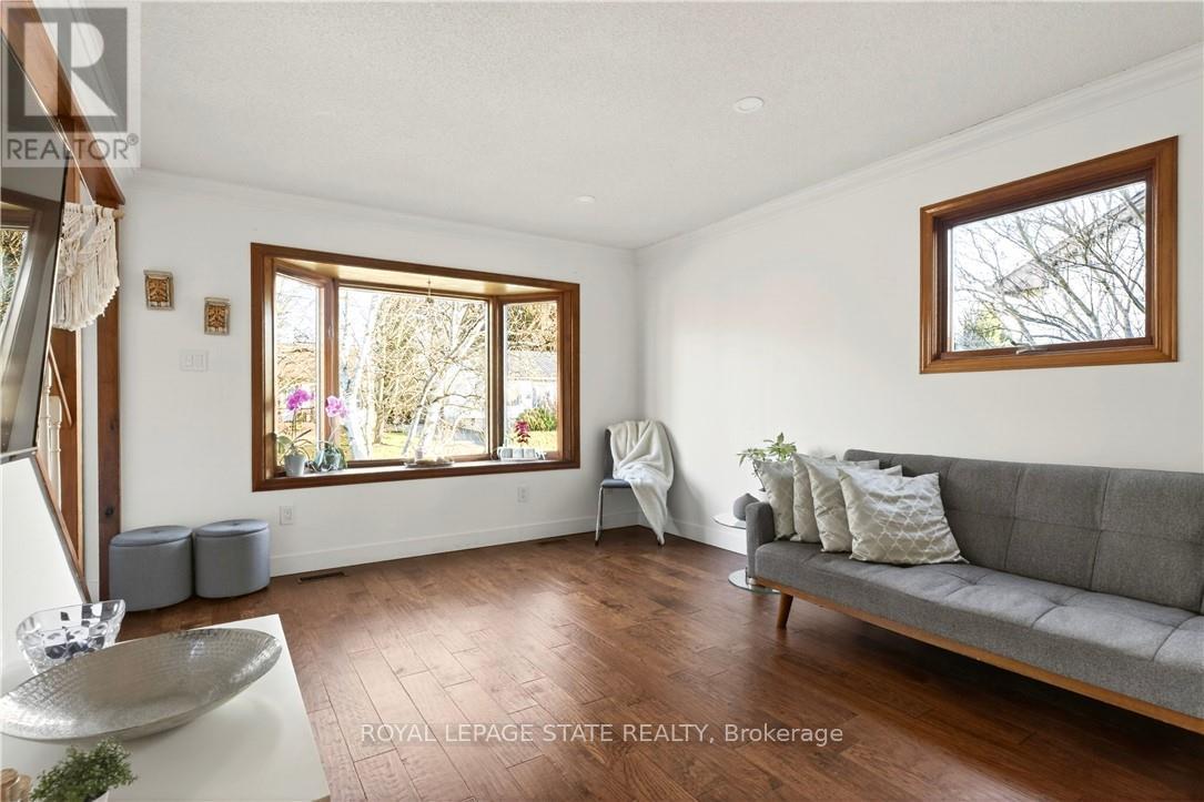 9 Morton Avenue, Hamilton, Ontario  L9H 2P4 - Photo 5 - X12992082