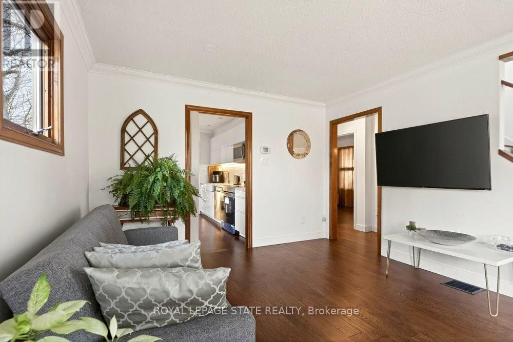 9 Morton Avenue, Hamilton, Ontario  L9H 2P4 - Photo 6 - X12992082