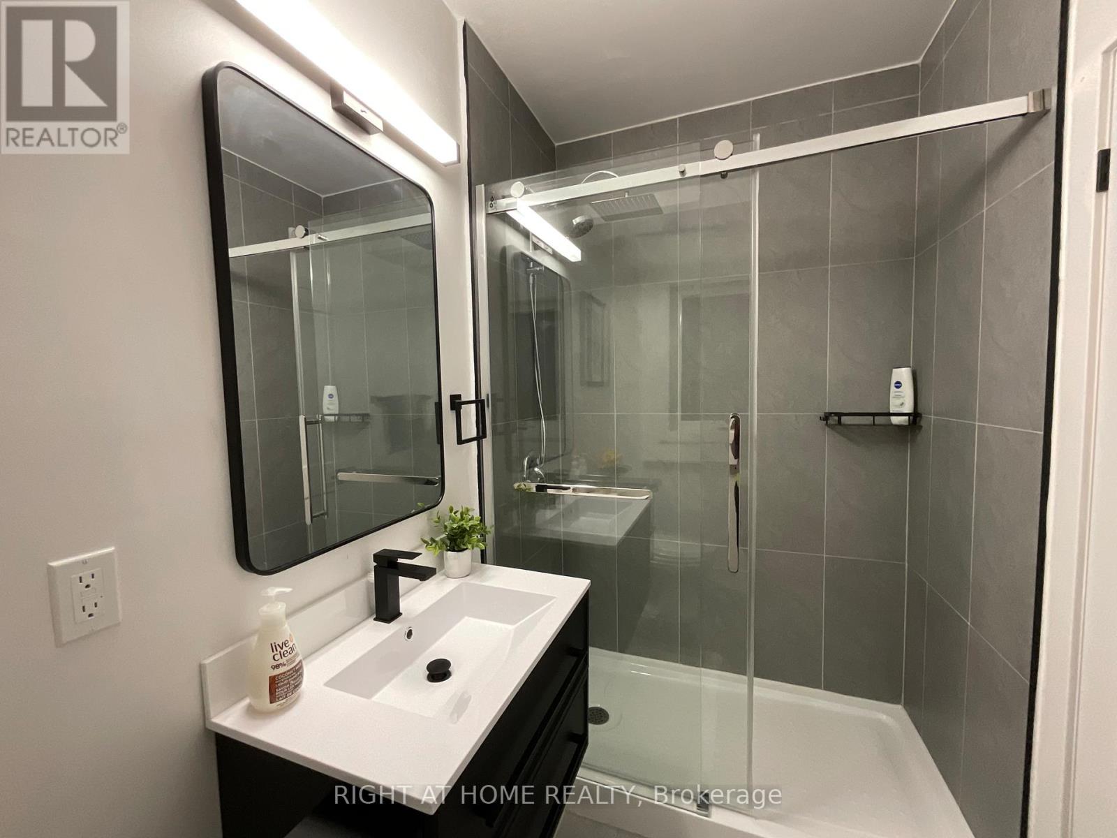 Unit #3 Second Floor - 674 Manning Avenue, Toronto, Ontario  M6G 2W4 - Photo 9 - C12957758