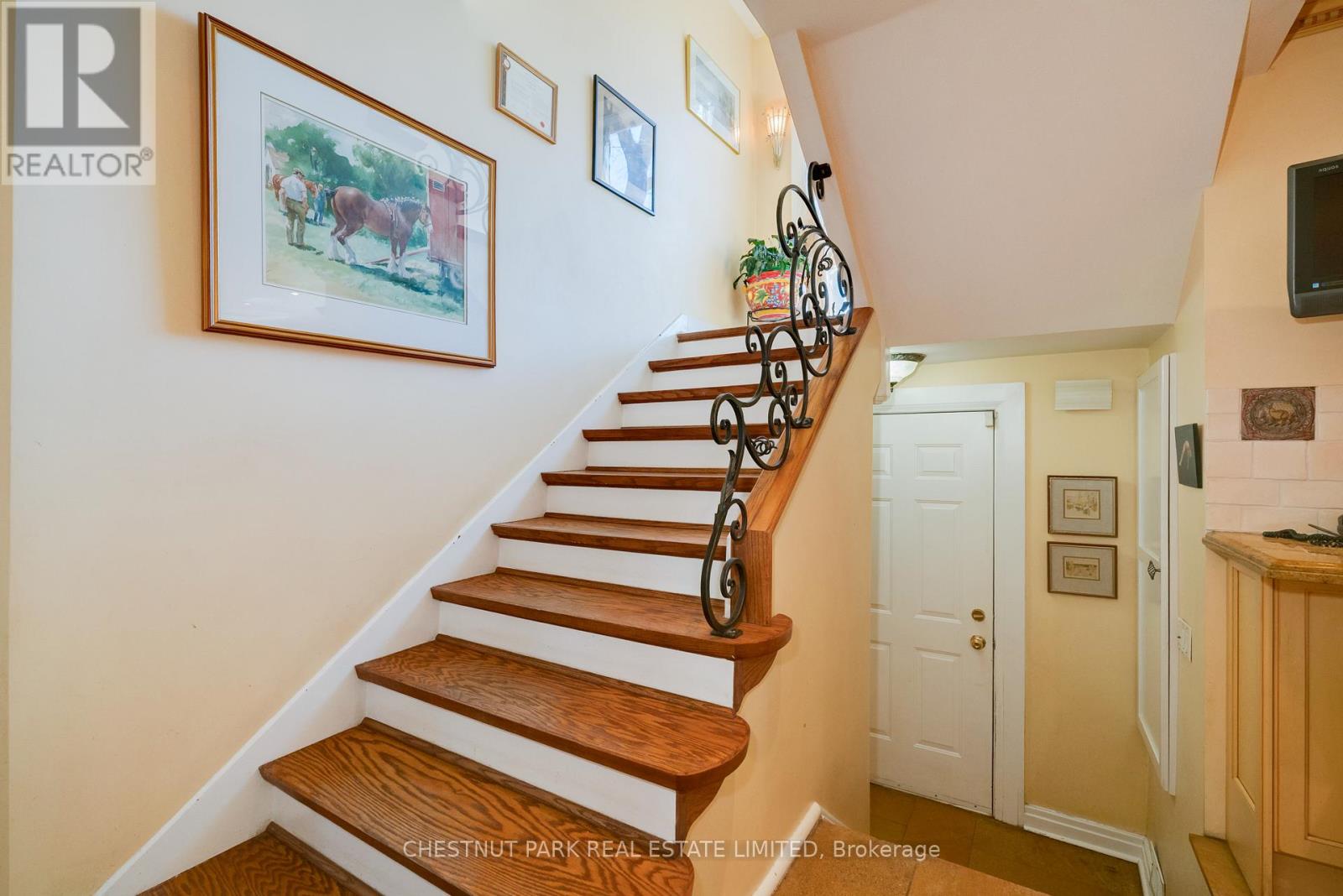 56 Poplar Plains Road, Toronto, Ontario  M4V 2M8 - Photo 13 - C12992276