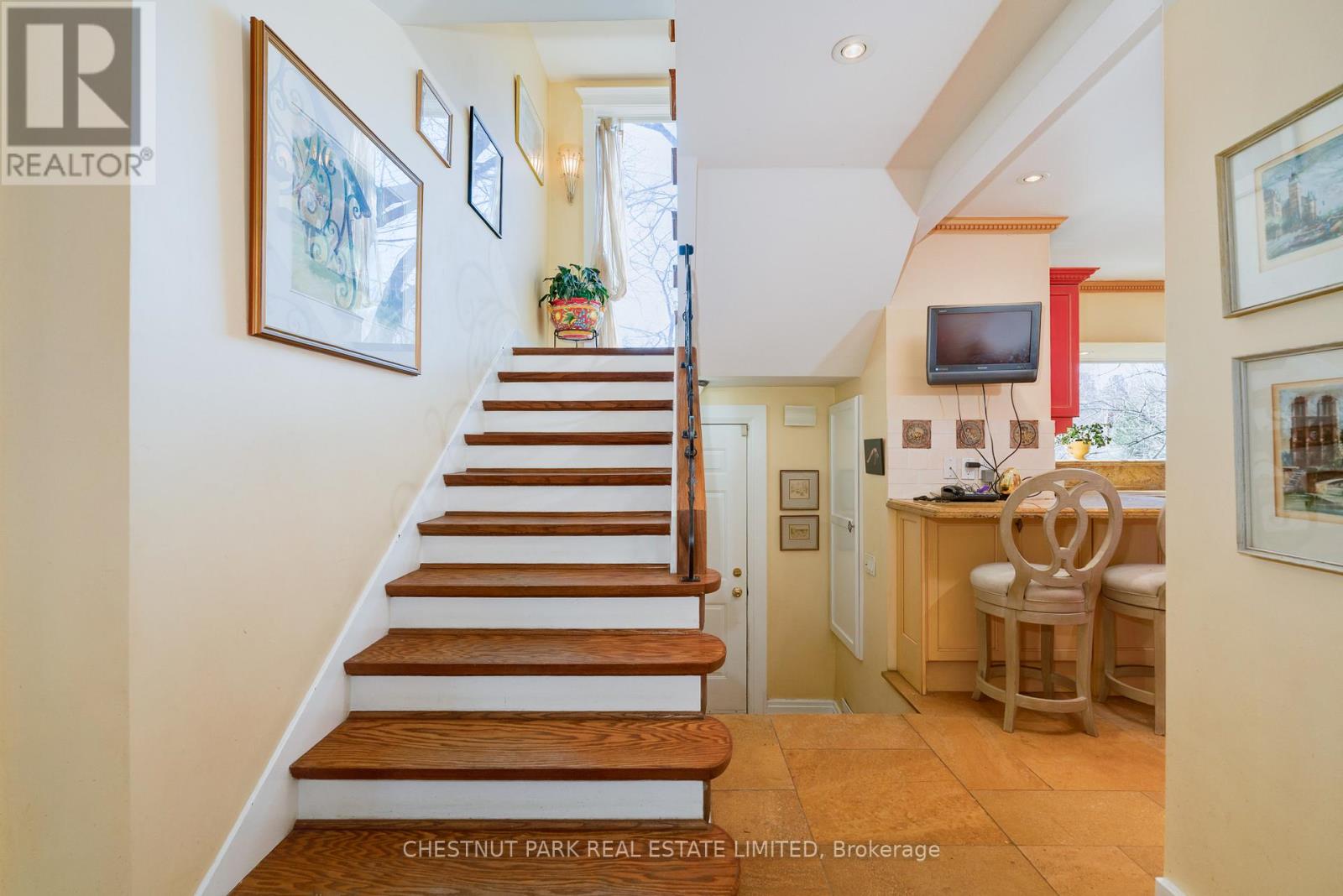 56 Poplar Plains Road, Toronto, Ontario  M4V 2M8 - Photo 19 - C12992276