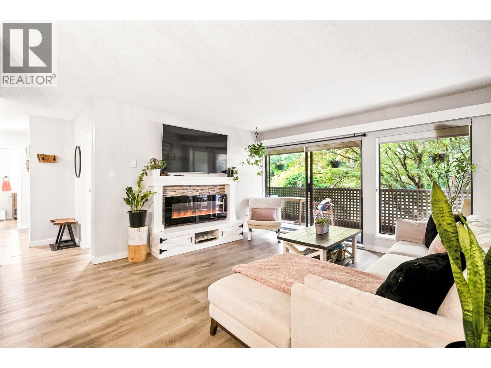 212 1955 Woodway Place, Burnaby, British Columbia  V5B 4S5 - Photo 3 - R3109080