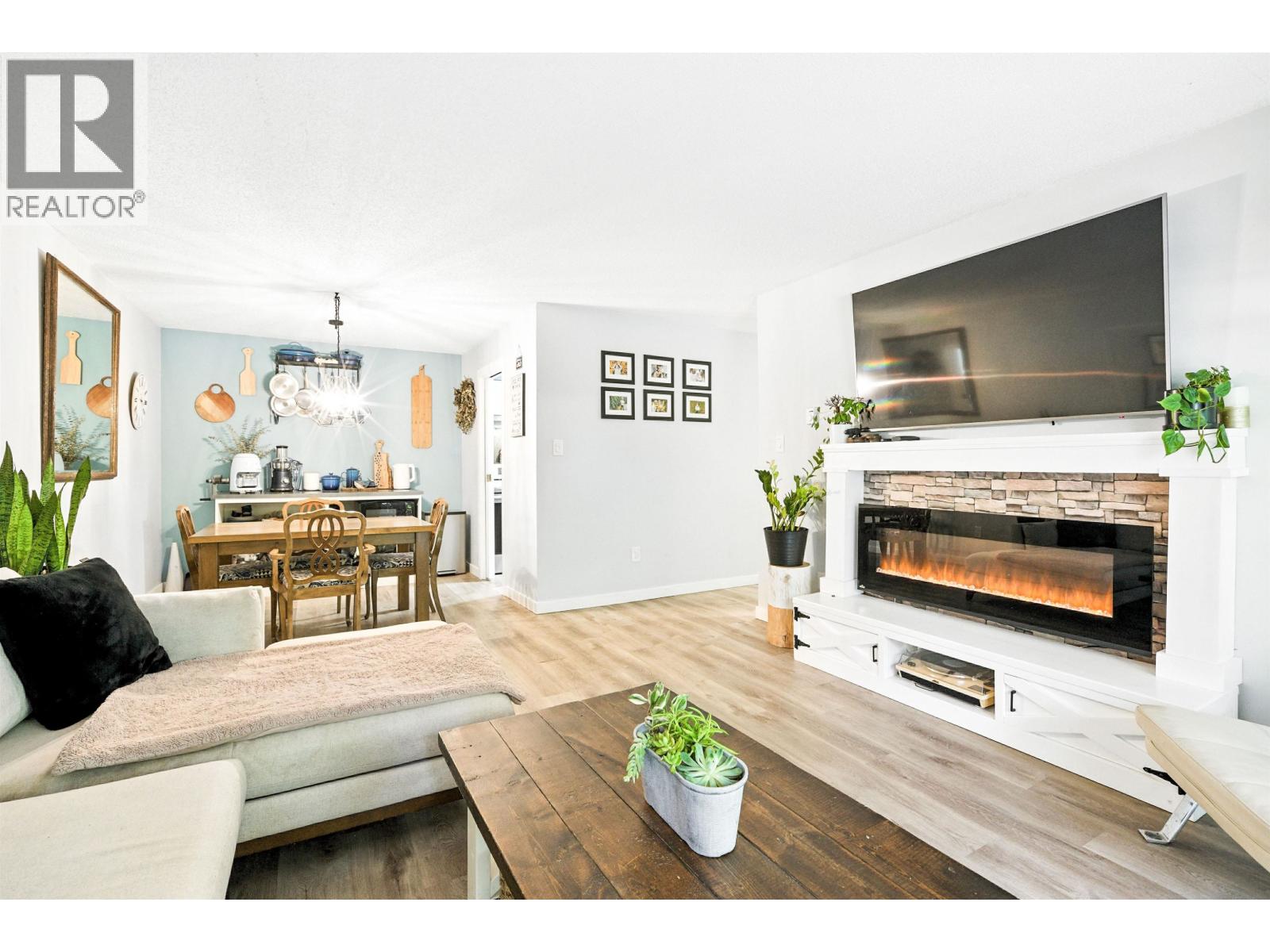 212 1955 Woodway Place, Burnaby, British Columbia  V5B 4S5 - Photo 2 - R3109080