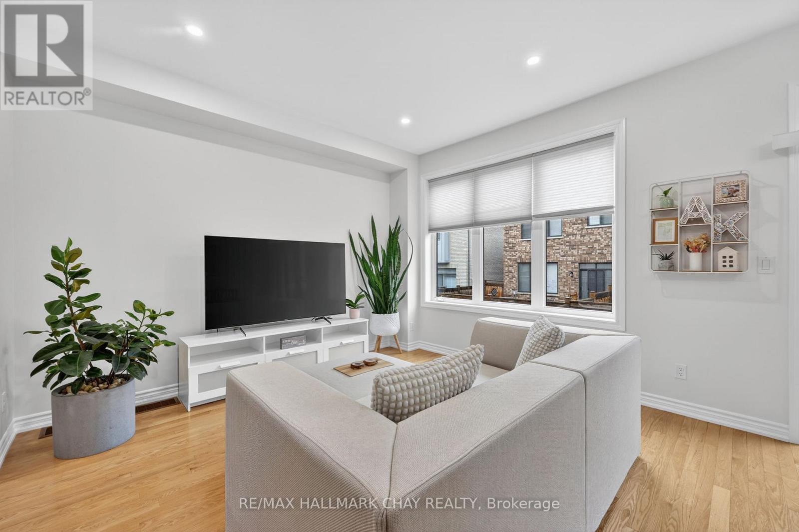 81 Alvin Pegg Drive, East Gwillimbury, Ontario  L9R 0R6 - Photo 10 - N12992258