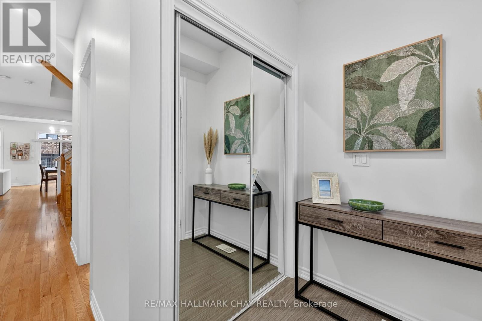 81 Alvin Pegg Drive, East Gwillimbury, Ontario  L9R 0R6 - Photo 3 - N12992258