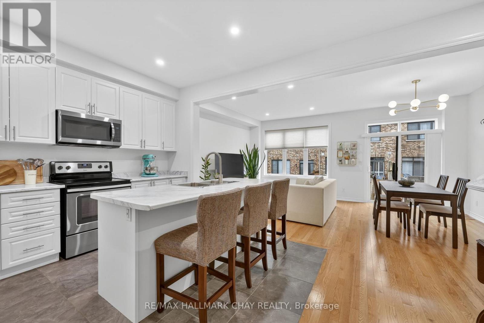 81 Alvin Pegg Drive, East Gwillimbury, Ontario  L9R 0R6 - Photo 4 - N12992258