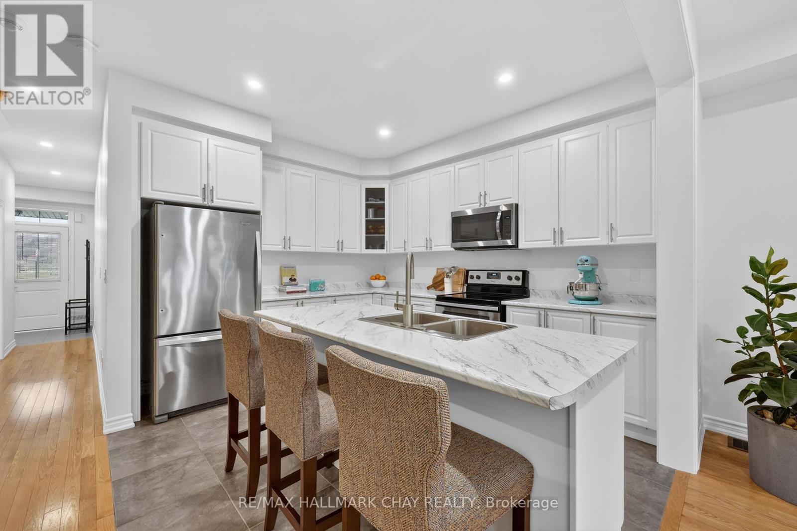 81 Alvin Pegg Drive, East Gwillimbury, Ontario  L9R 0R6 - Photo 5 - N12992258