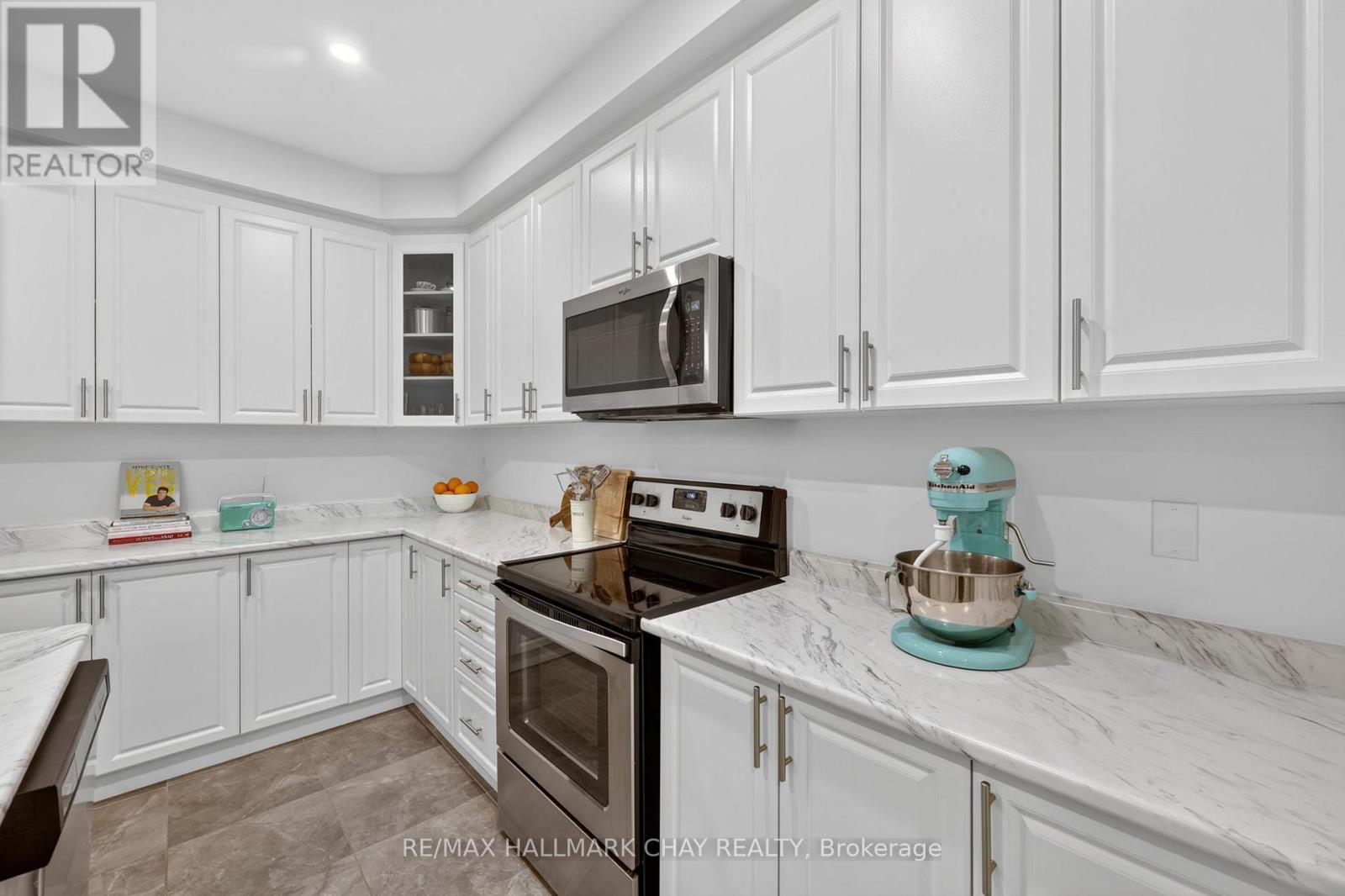 81 Alvin Pegg Drive, East Gwillimbury, Ontario  L9R 0R6 - Photo 7 - N12992258